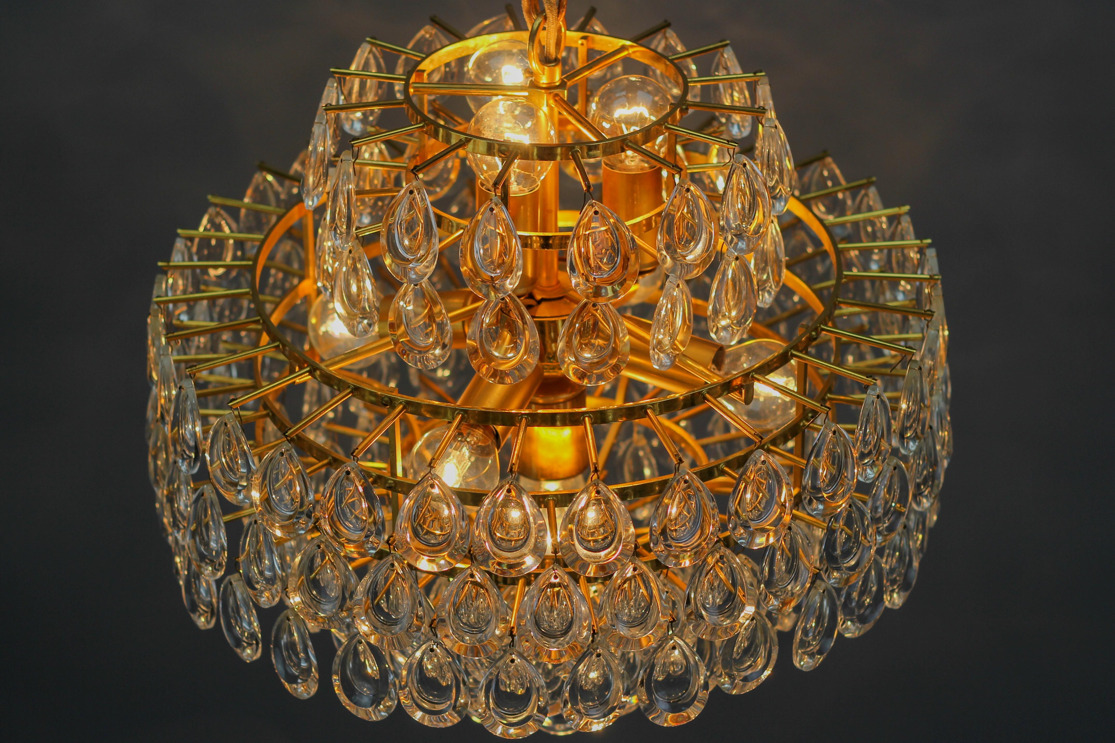 Mid-Century Crystal Glass and Gilt Brass Seven-Light Chandelier by Palwa For Sale 5