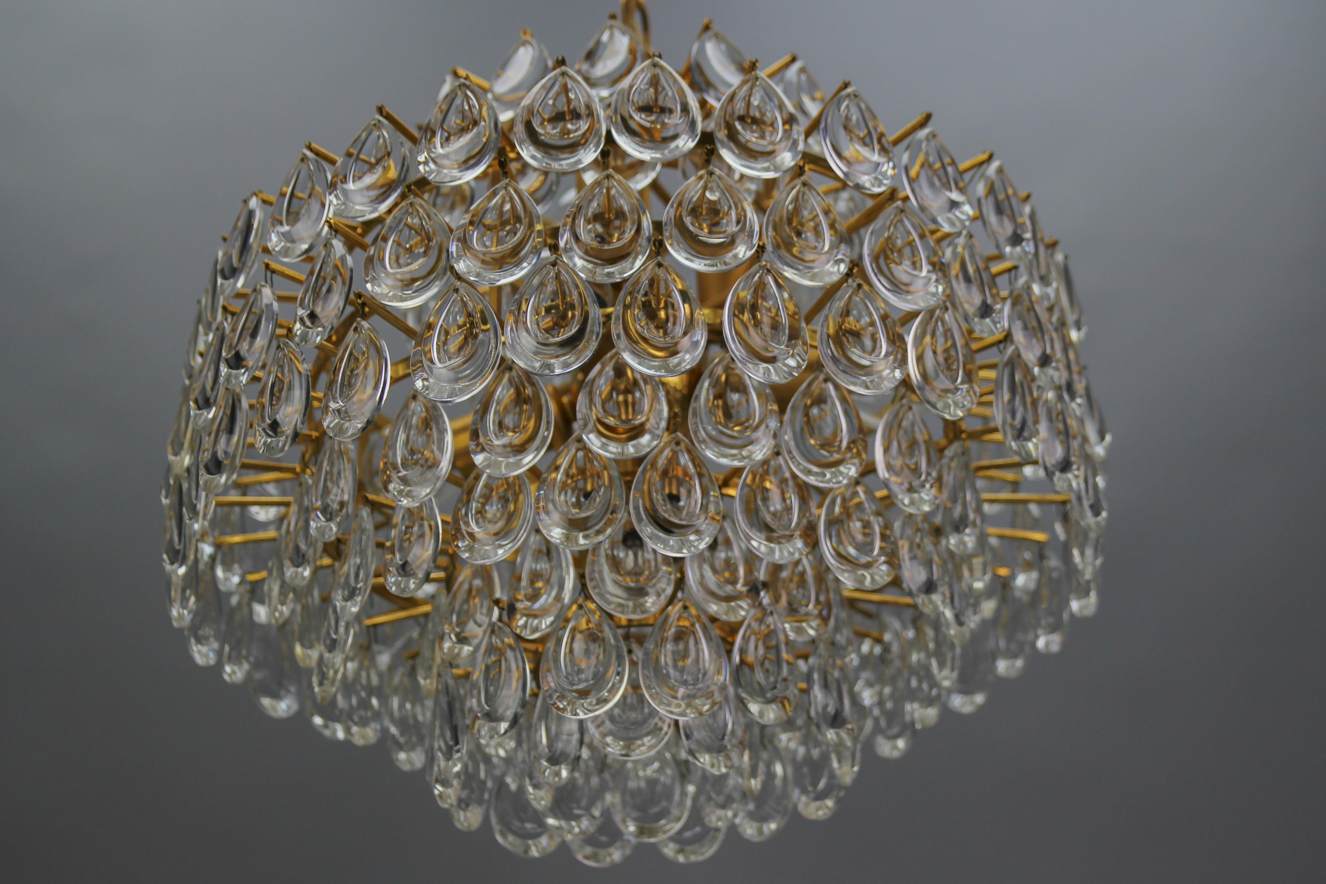 Mid-Century Crystal Glass and Gilt Brass Seven-Light Chandelier by Palwa In Good Condition For Sale In Barntrup, DE