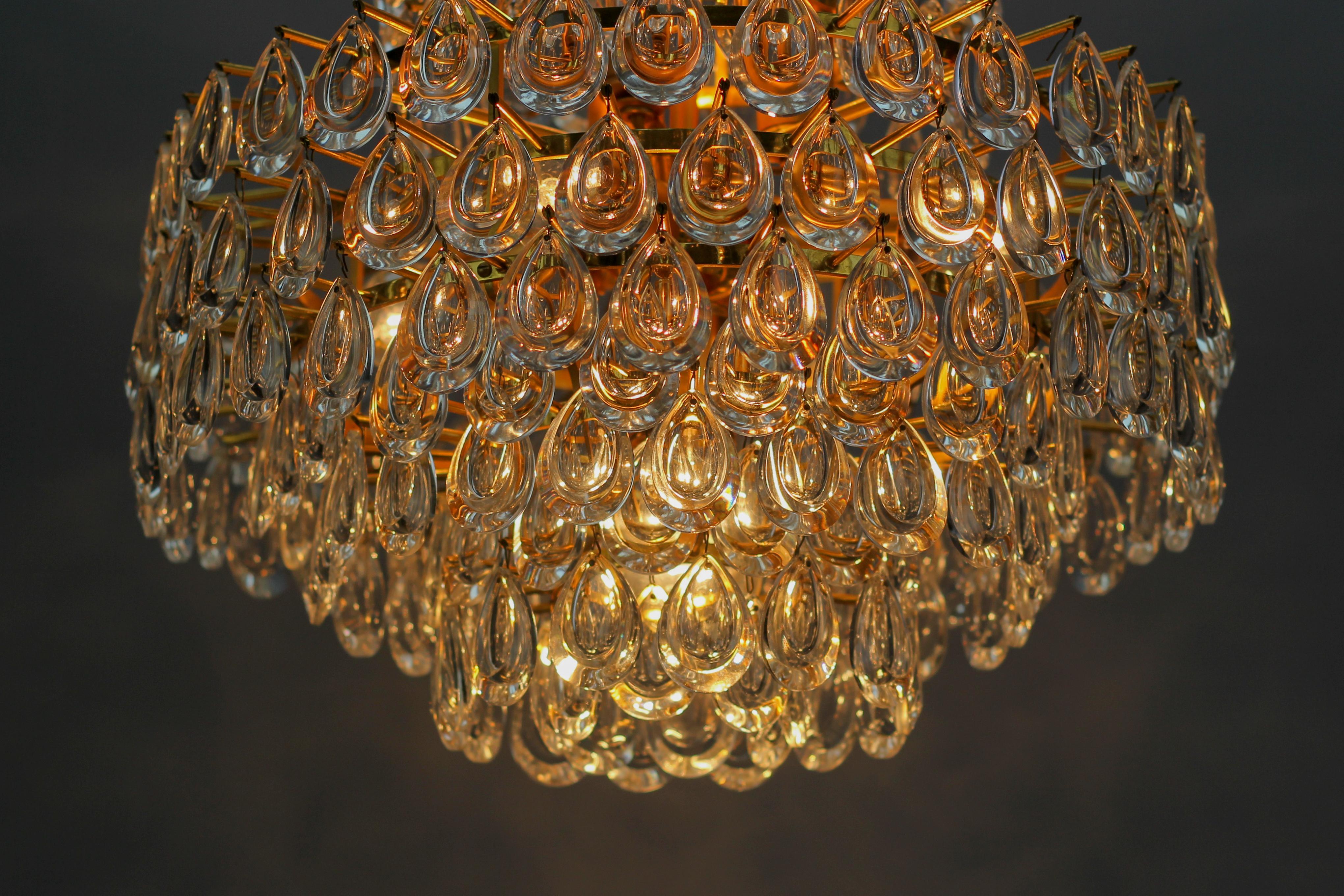Mid-Century Crystal Glass and Gilt Brass Seven-Light Chandelier by Palwa For Sale 1