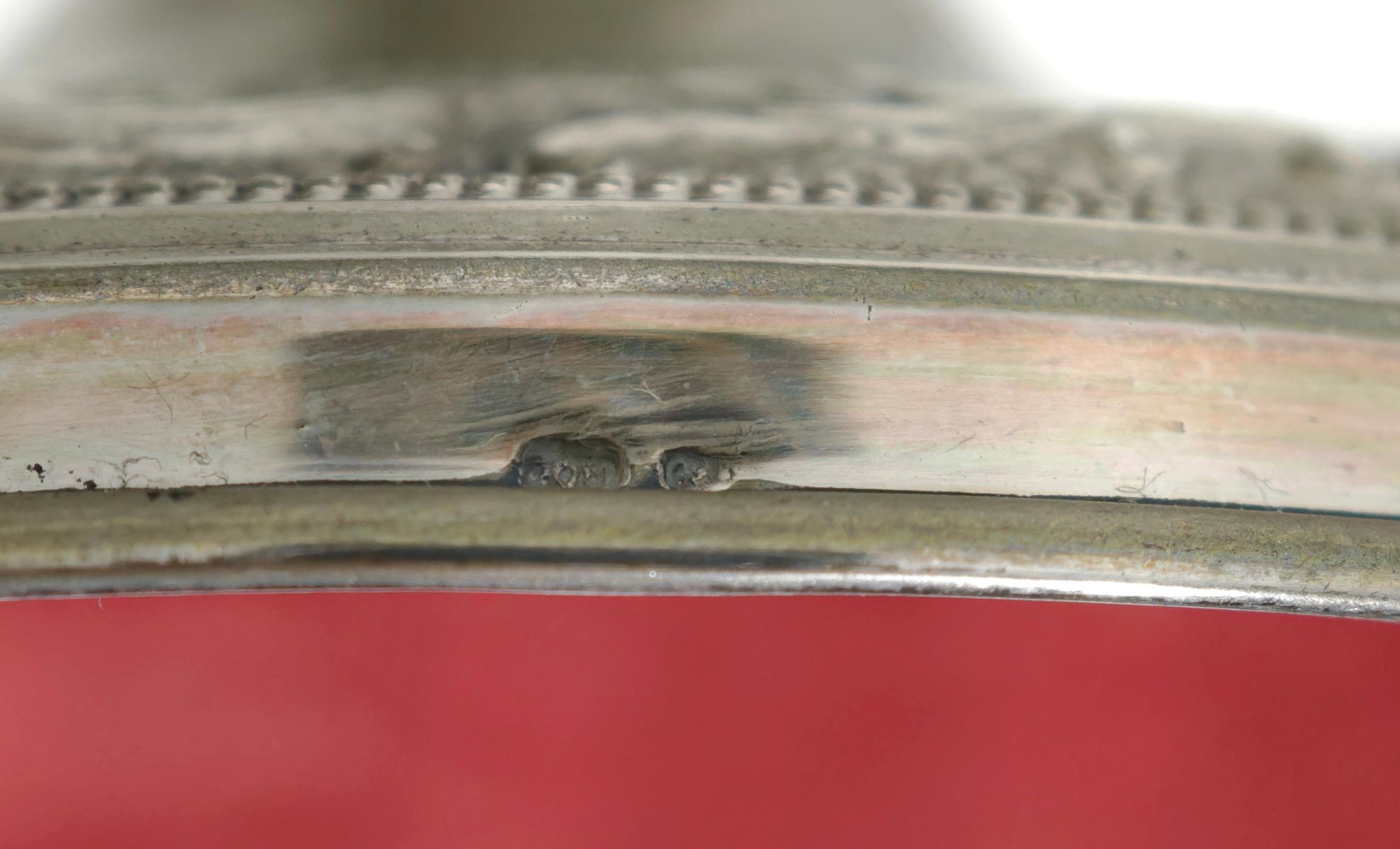Centerpiece with a finely crafted crystal cup and an 800 silver base. Engraved on the edge of the base.  Excellent workmanship, made in Italy. Please watch the video and photos carefully, thank you.

Weight: 1.295 Kg
Base diameter: 10.7 cm

NOTE: We