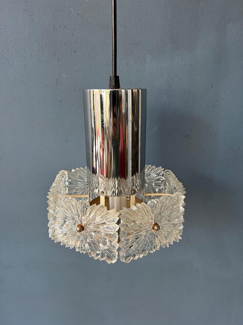 Lampada a sospensione in cristallo di metà secolo con struttura cromata, anni '70 In condizioni ottime in vendita a ROTTERDAM, ZH