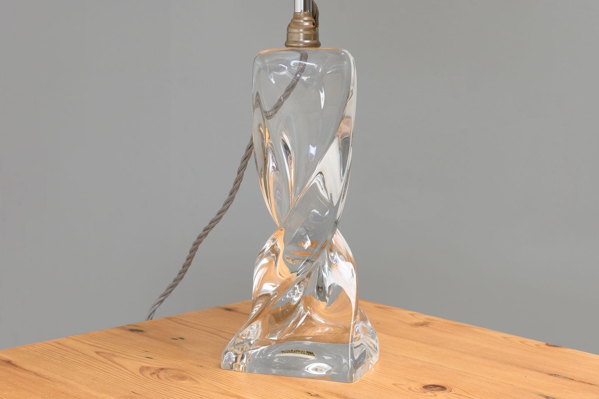 Lámpara de sobremesa de cristal transparente de mediados del siglo XX con forma rectangular retorcida, soplada a mano. Francia, hacia 1960. Pantalla no incluida.

Alto 38cm x Ancho 12cm x Fondo 8cm