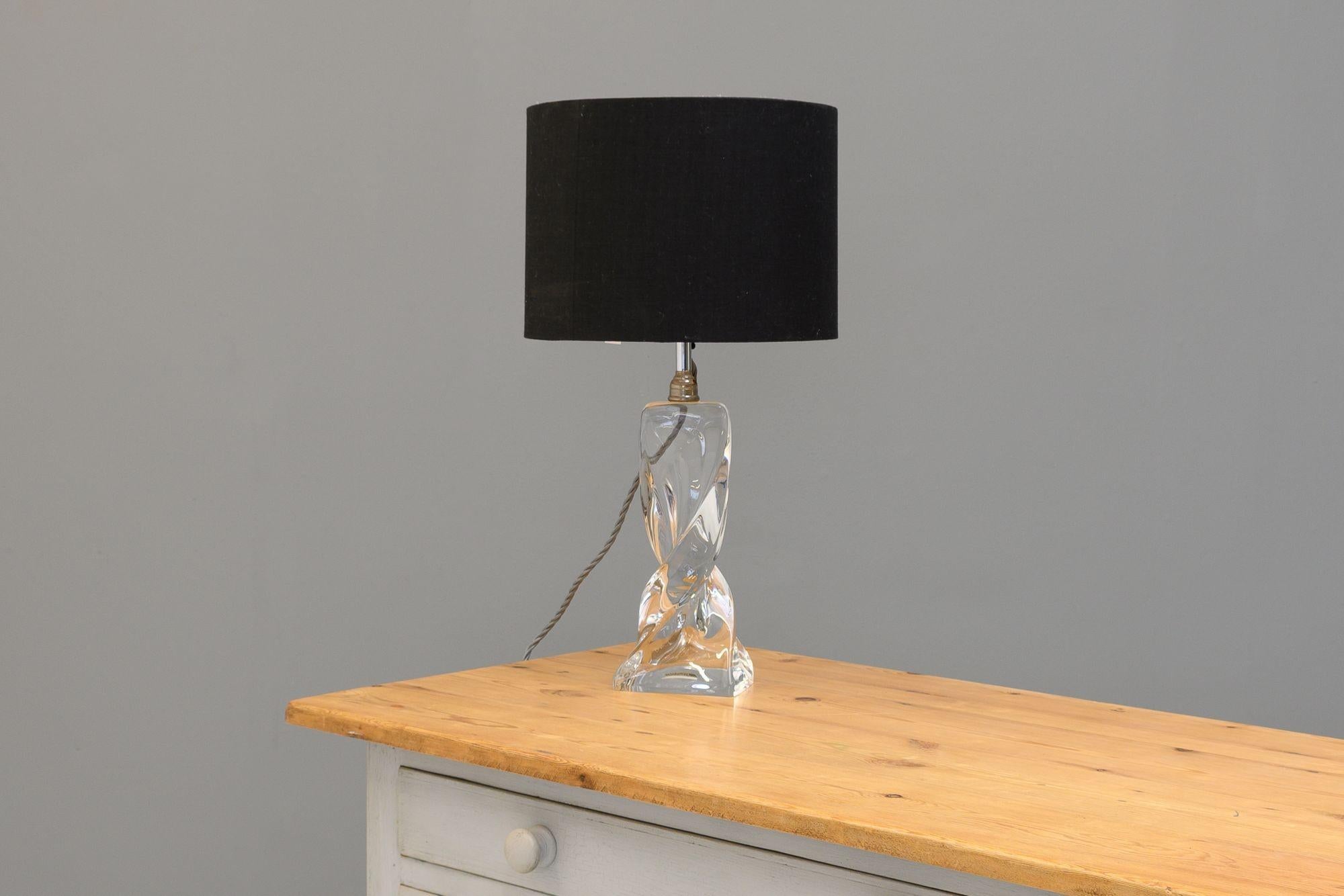 Lámpara de mesa de cristal de mediados de siglo Francés en venta