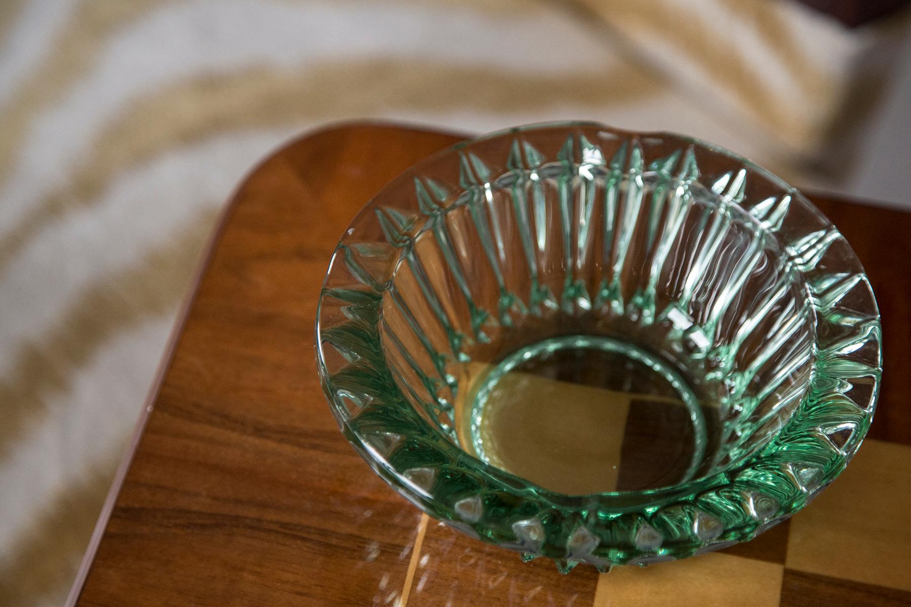 Cet élément original en verre vintage a été conçu et produit dans les années 1970 en Lombardie, en Italie. Elle est fabriquée en technique Sommerso et présente une forme facettée fantastique. La couleur vibrante rend cet article très décoratif. Cet