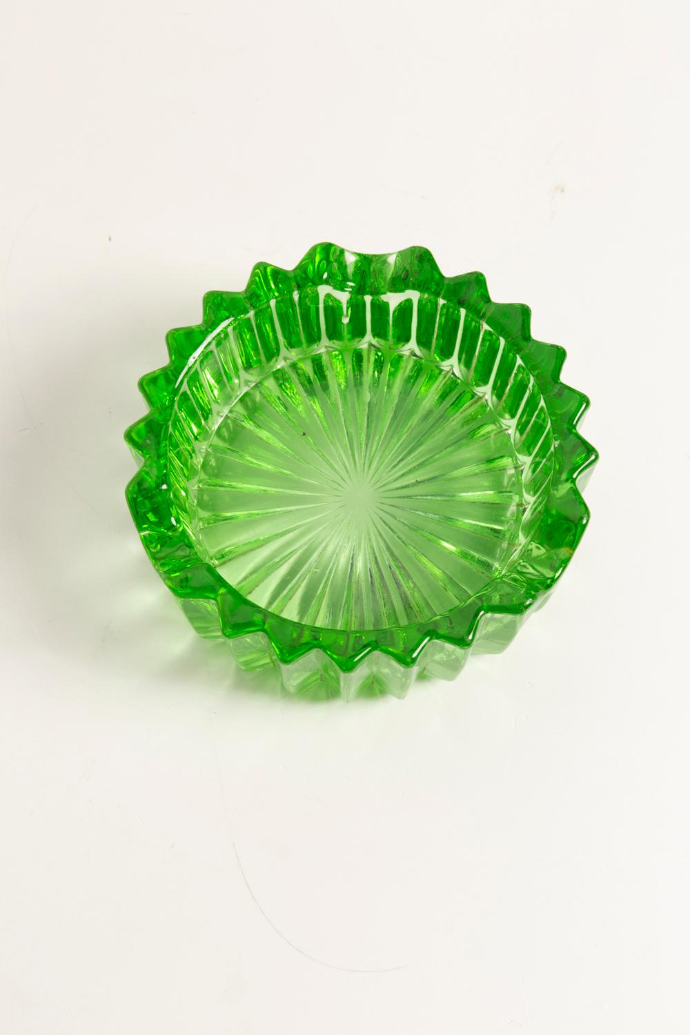 Midcentury Crystal Green Glass Bowl Ashtray, Italy, 1970s For Sale 8