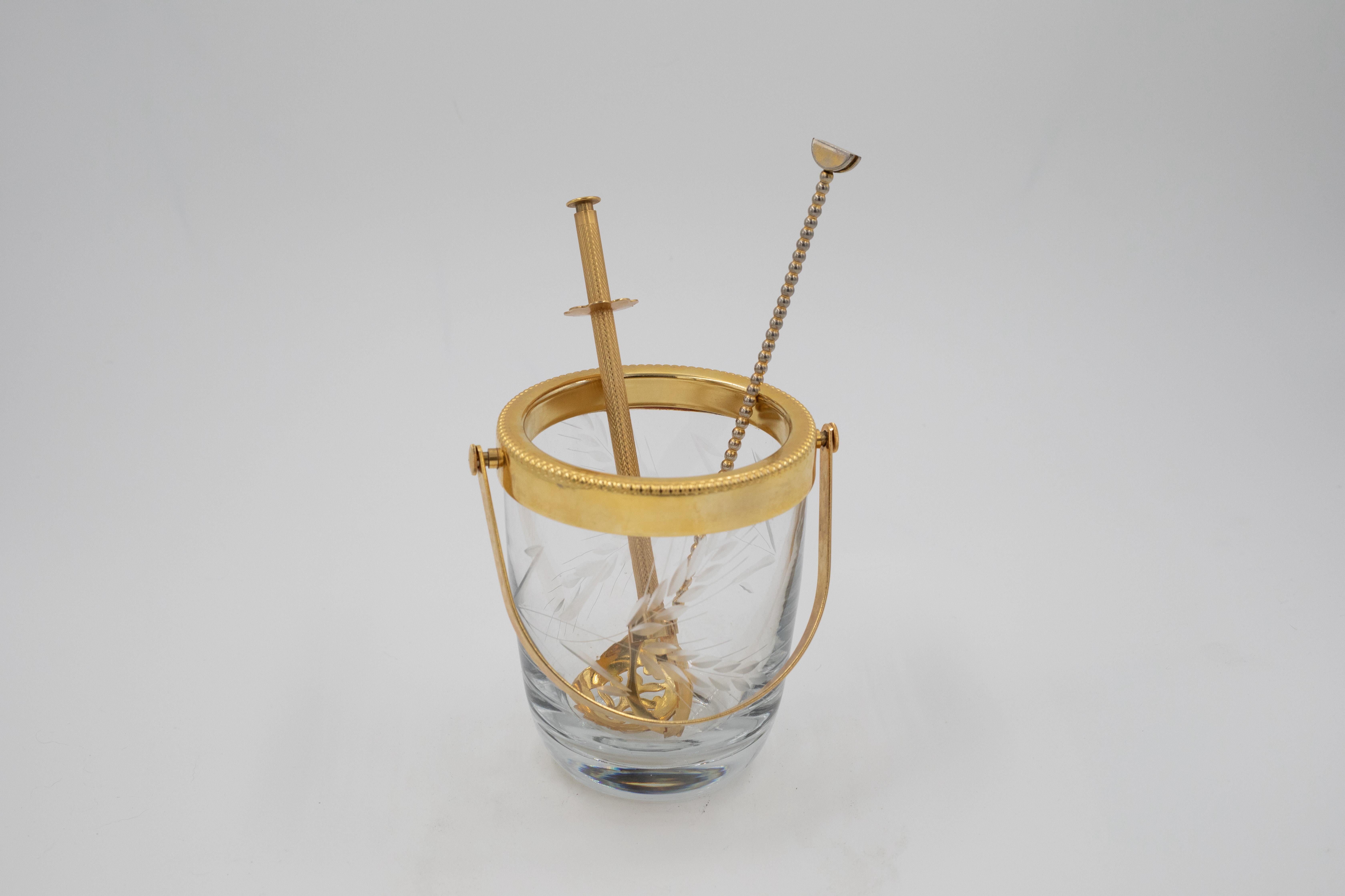 Seau à glace en cristal du milieu du siècle avec poignée en laiton doré et outils de bar Bon état - En vente à North Charleston, SC
