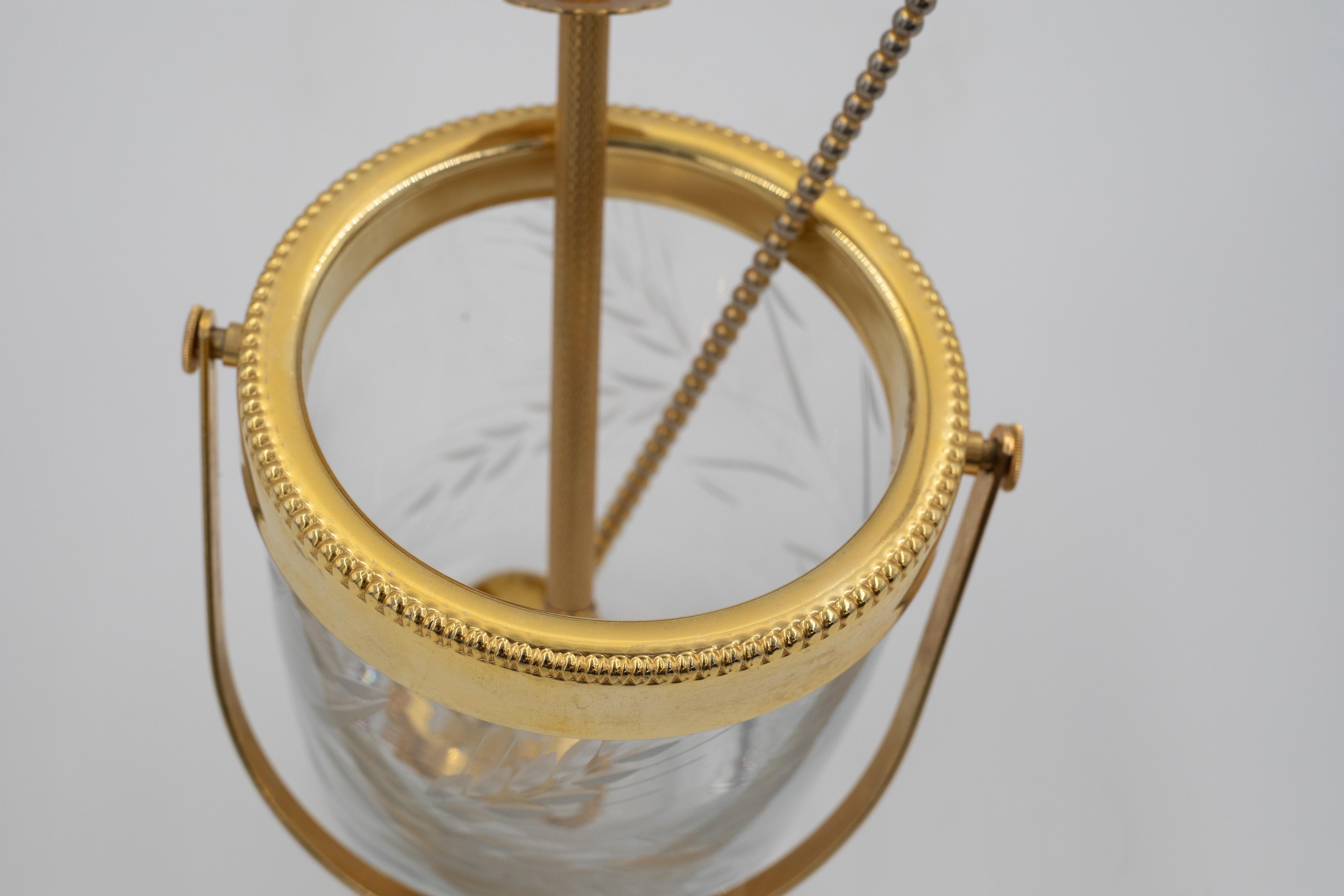 20ième si�ècle Seau à glace en cristal du milieu du siècle avec poignée en laiton doré et outils de bar en vente