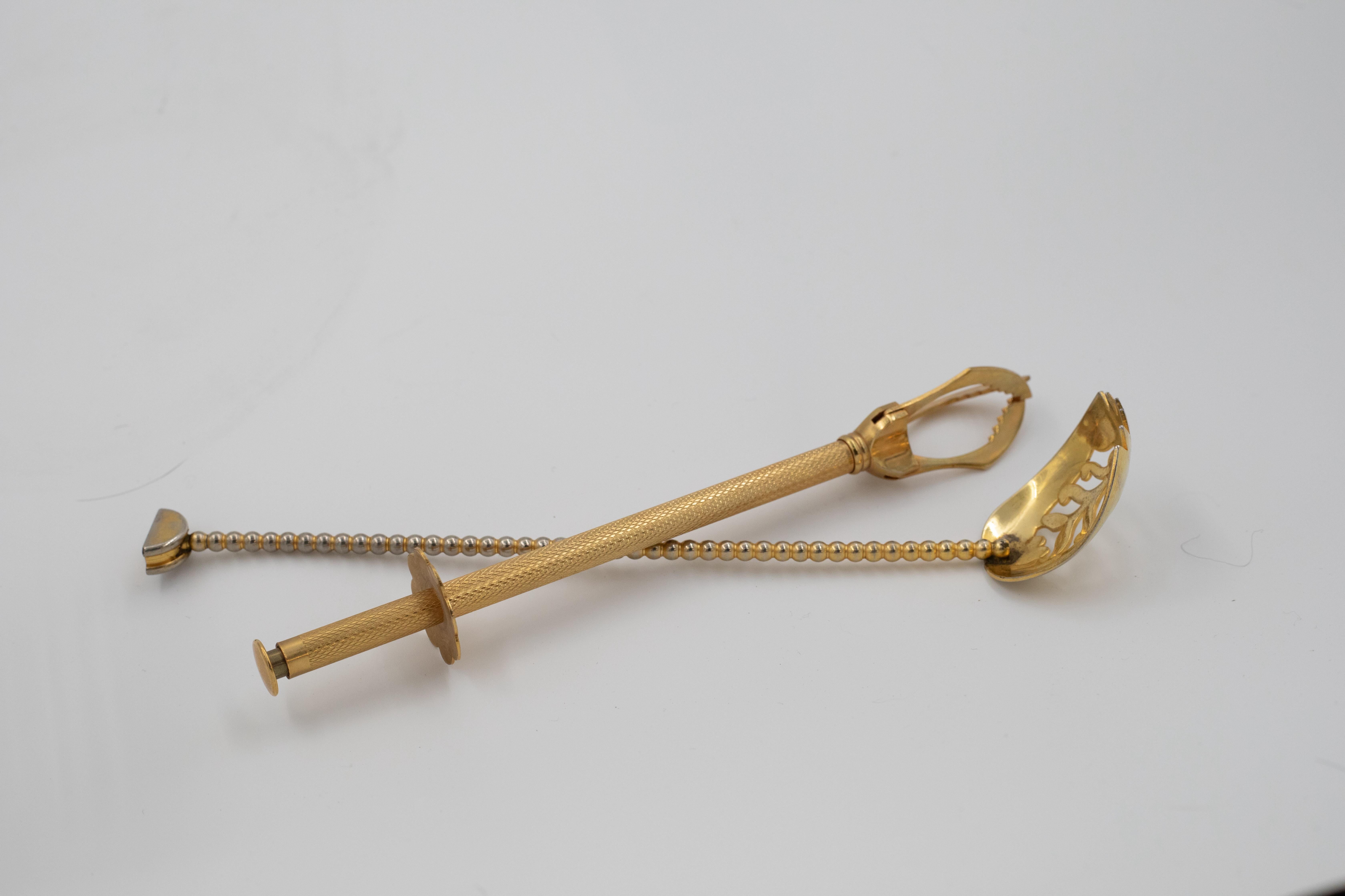 Verre Seau à glace en cristal du milieu du siècle avec poignée en laiton doré et outils de bar en vente