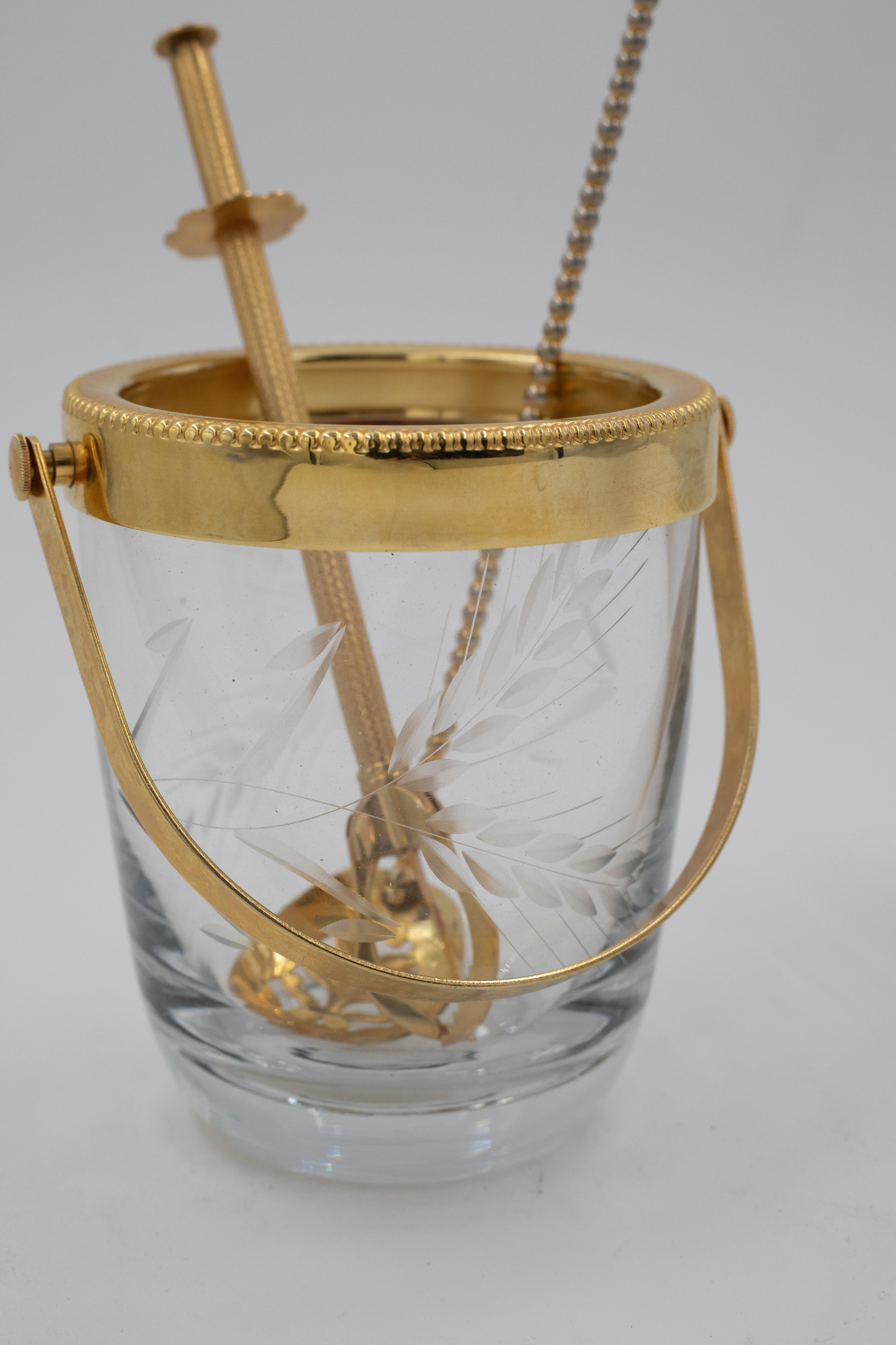 Seau à glace en cristal du milieu du siècle avec poignée en laiton doré et outils de bar en vente 1