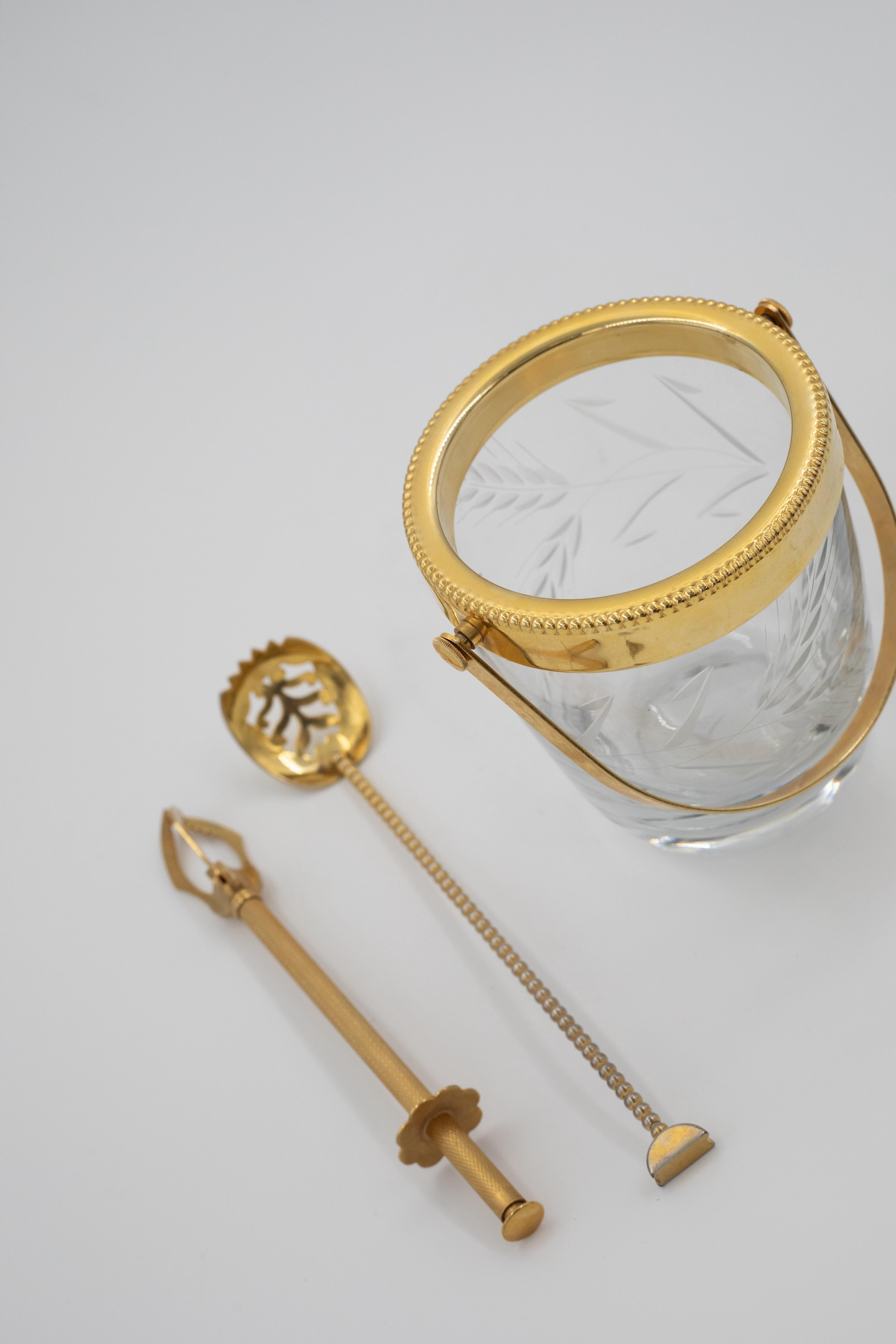 Seau à glace en cristal du milieu du siècle avec poignée en laiton doré et outils de bar en vente 2