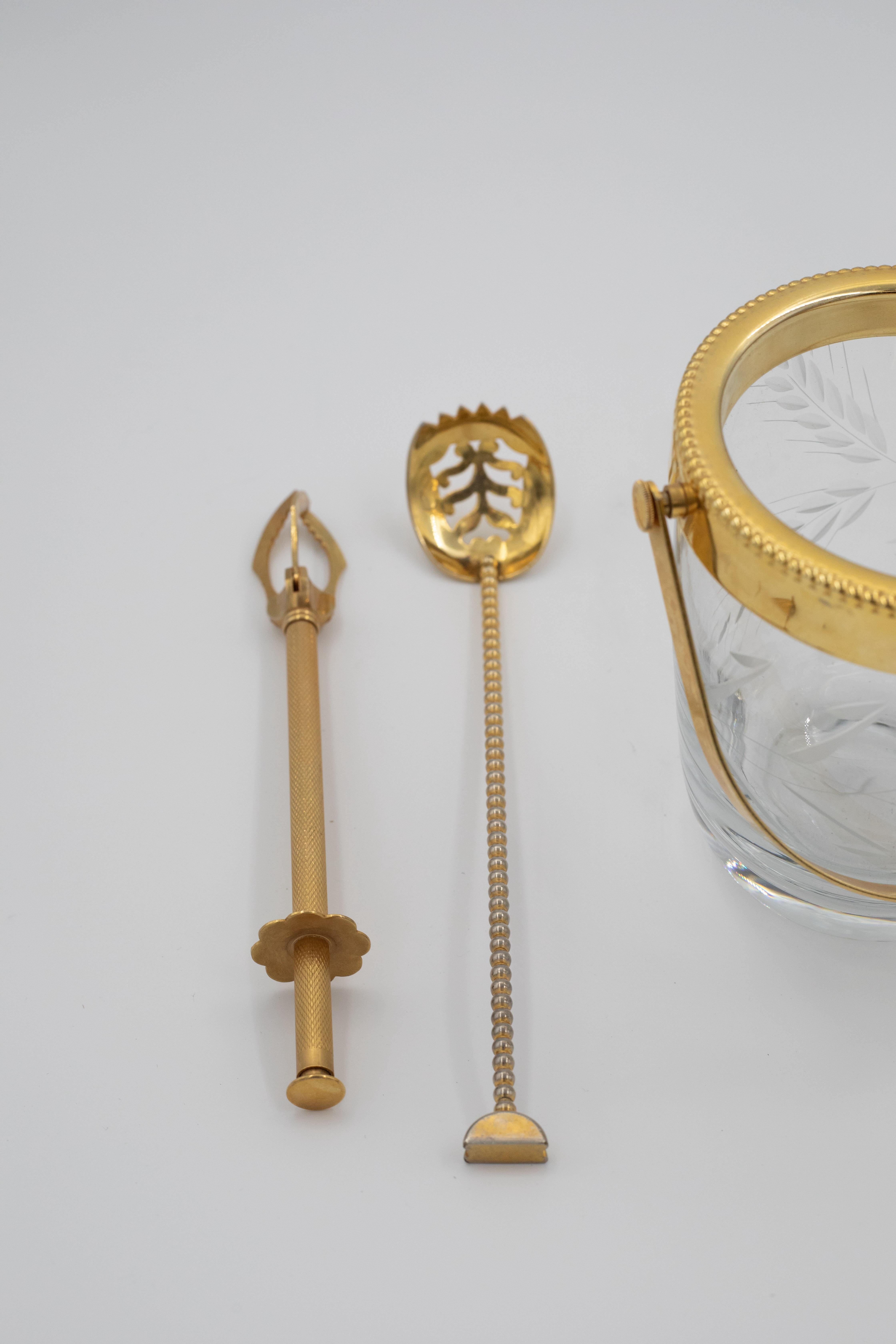 Seau à glace en cristal du milieu du siècle avec poignée en laiton doré et outils de bar en vente 3