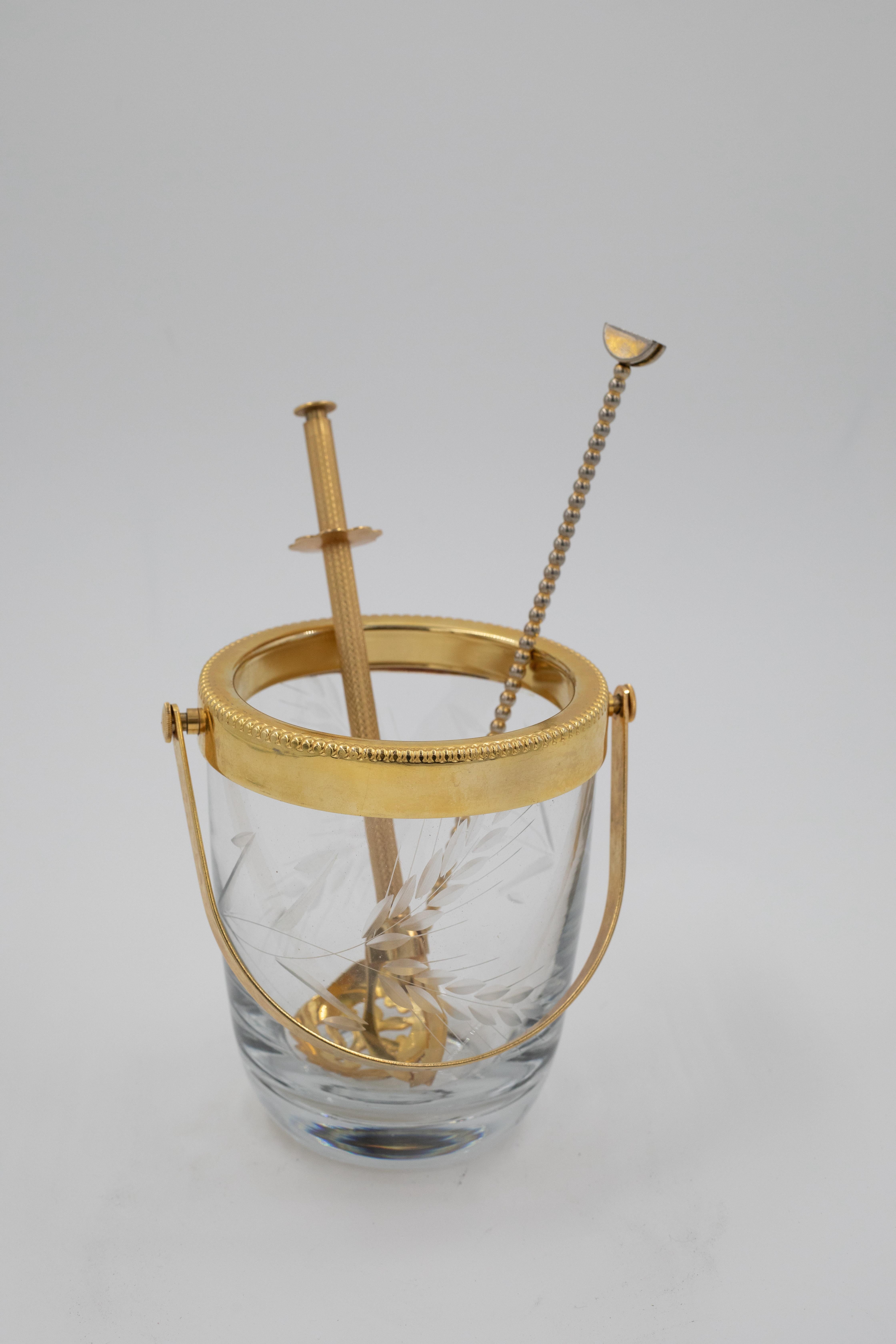 Seau à glace en cristal du milieu du siècle avec poignée en laiton doré et outils de bar en vente 4