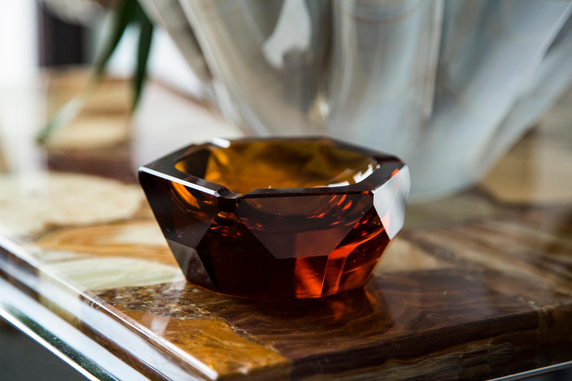 This original vintage glass element was designed and produced in the 1970s in Lombardia, Italy. It is made in Sommerso Technique and has a fantastic faceted form. The vibrant color makes this items highly decorative. This item is a high quality