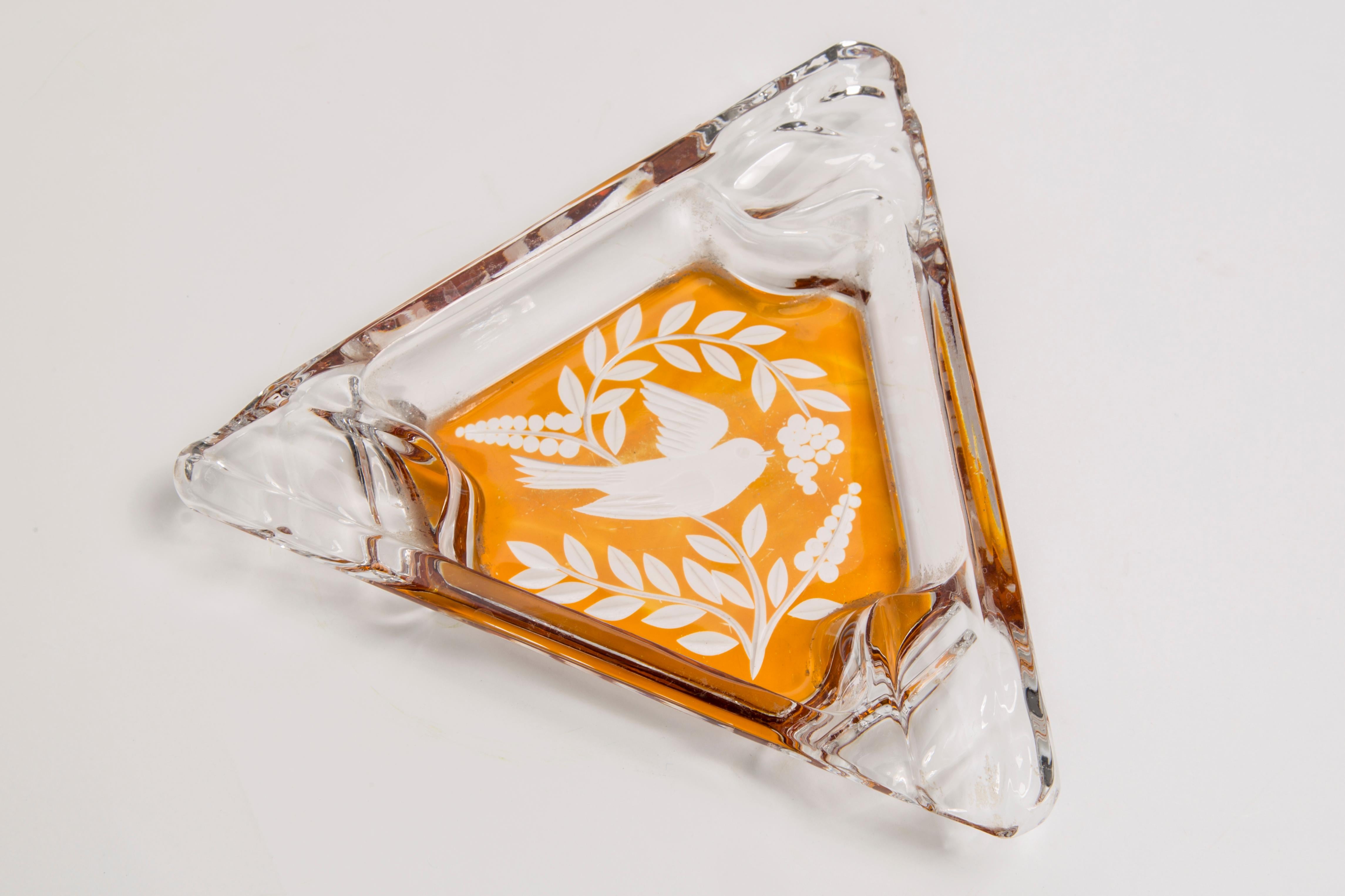This original vintage glass ash tray bowl element was designed and produced in the 1970s in Lombardia, Italy. It is made in Sommerso Technique and has a fantastic faceted form. The vibrant color makes this items highly decorative. This item is a