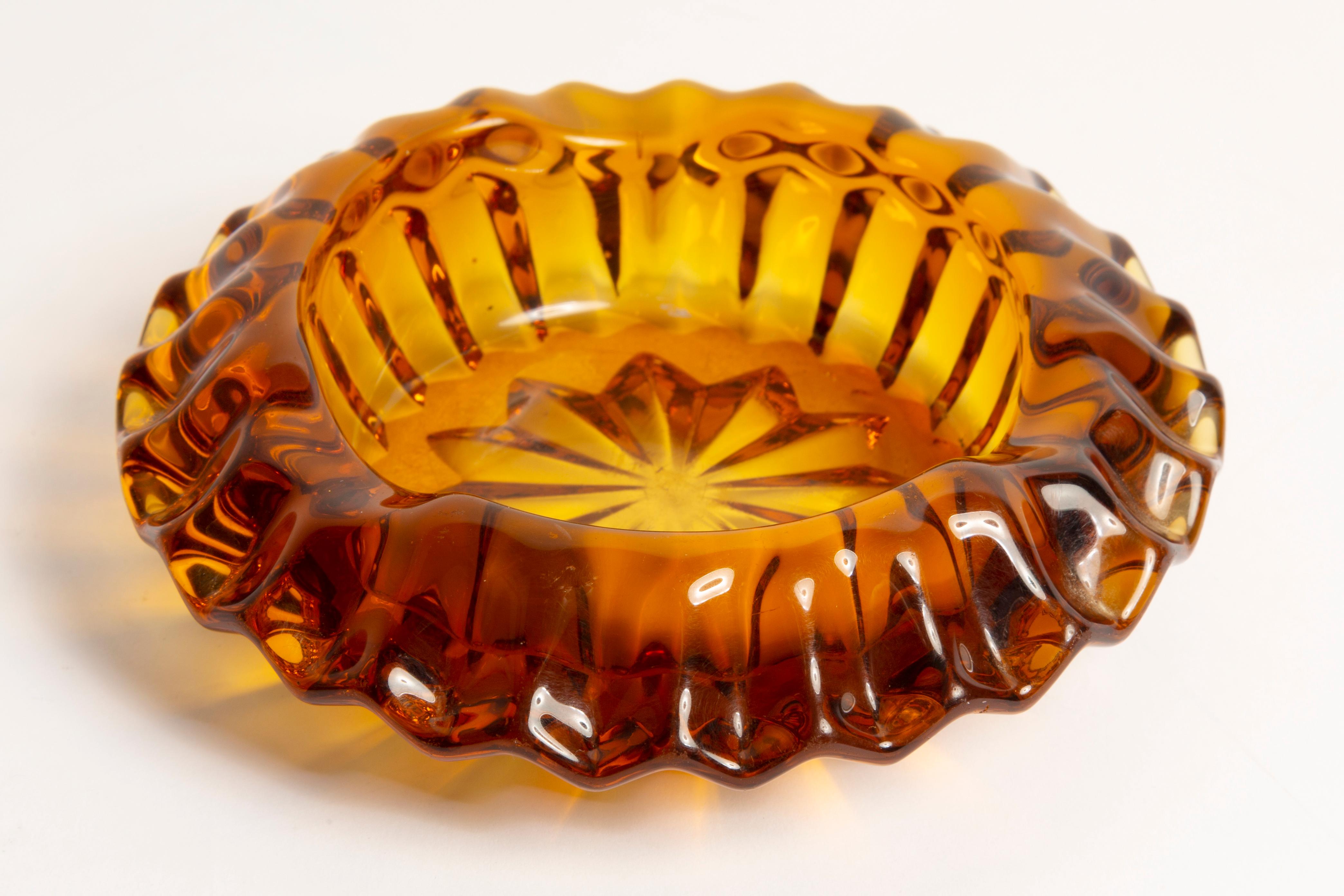 Midcentury Crystal Mustard Yellow Glass Bowl Ashtray, Italy, 1970s In Good Condition For Sale In 05-080 Hornowek, PL