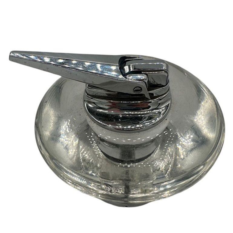 Dieses Ronson Nordic Chrome and Glass Table Lighter aus der Mitte des Jahrhunderts, circa 1955, ist in ausgezeichnetem Zustand. Sie behält ihr ursprüngliches 