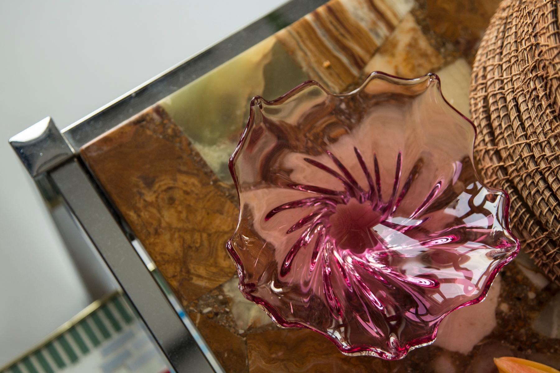 Cet élément original en verre vintage a été conçu et produit dans les années 1970 en Lombardie, en Italie. Elle est fabriquée en technique Sommerso et présente une forme facettée fantastique. La couleur vibrante rend cet article très décoratif. Cet