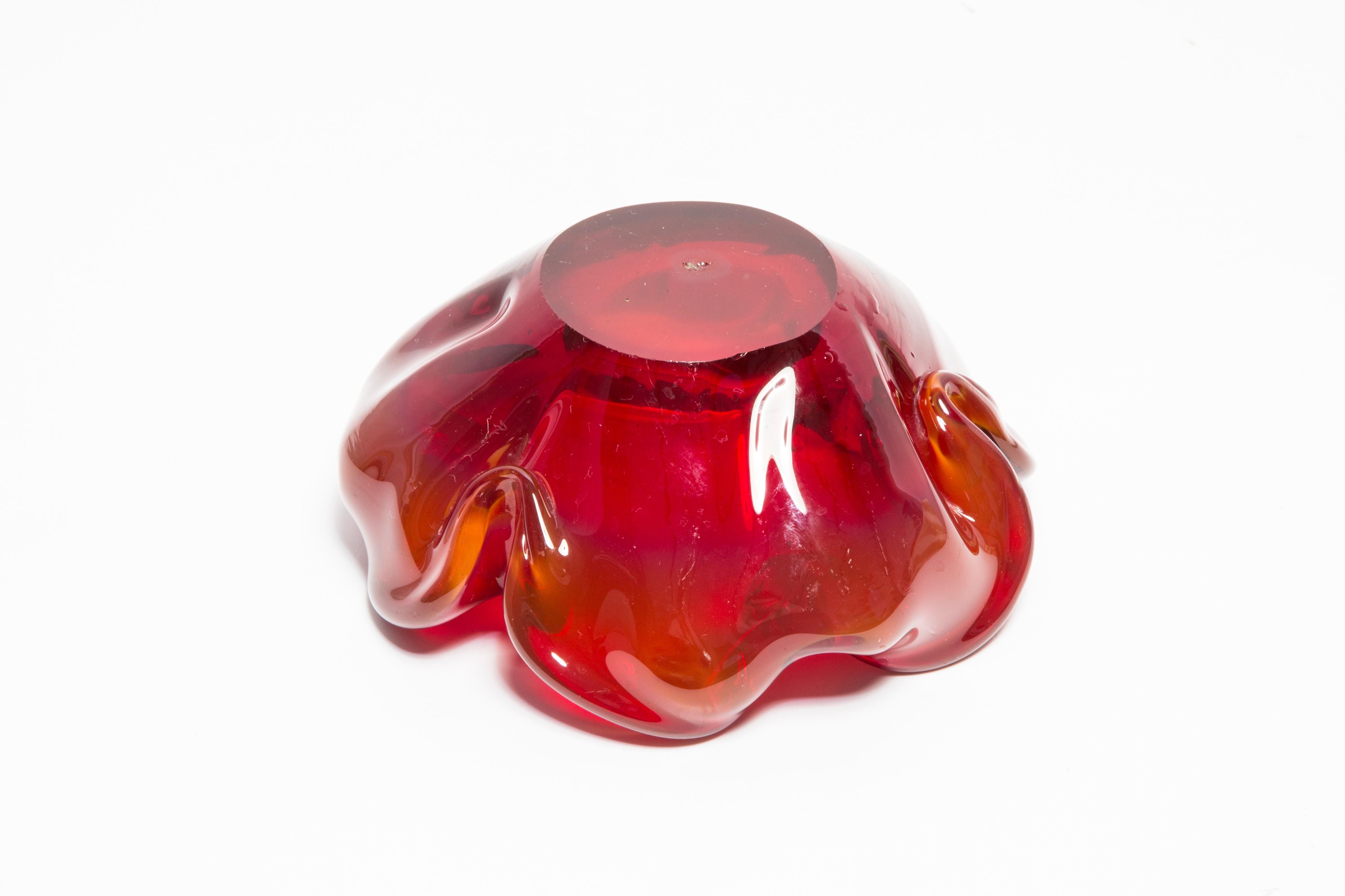 Aschenbecher aus rotem Artistik-Kristallglas, Italien, 1970er Jahre im Angebot 5
