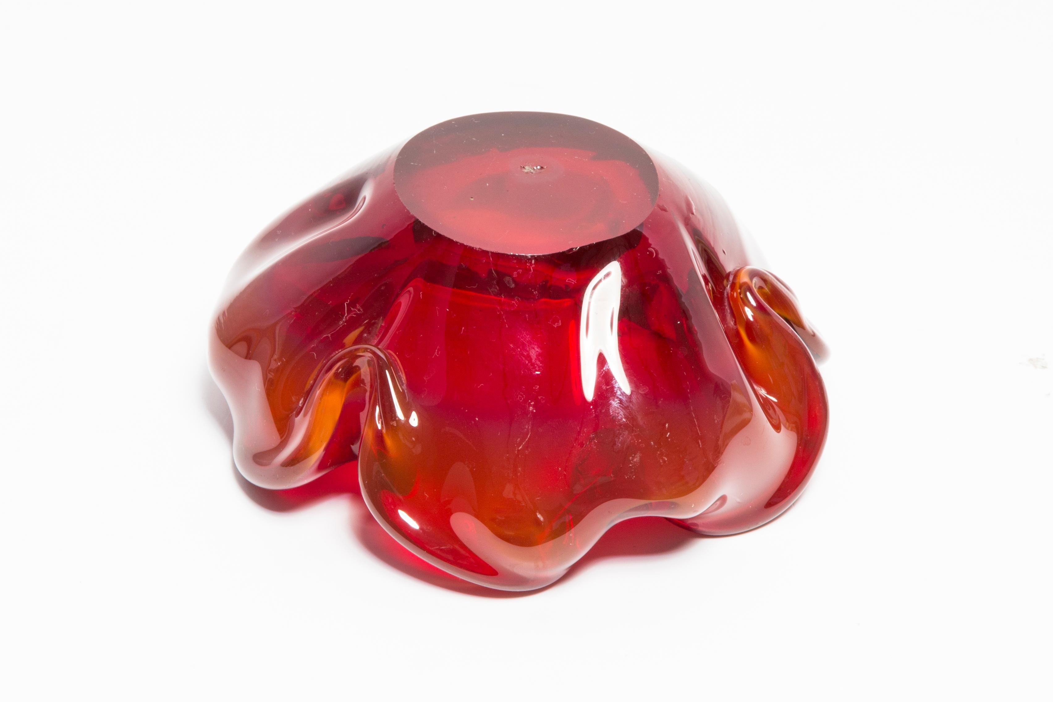 Mid Century Crystal Red Artistic Glass Ashtray Bowl, Italy, 1970s For Sale 6