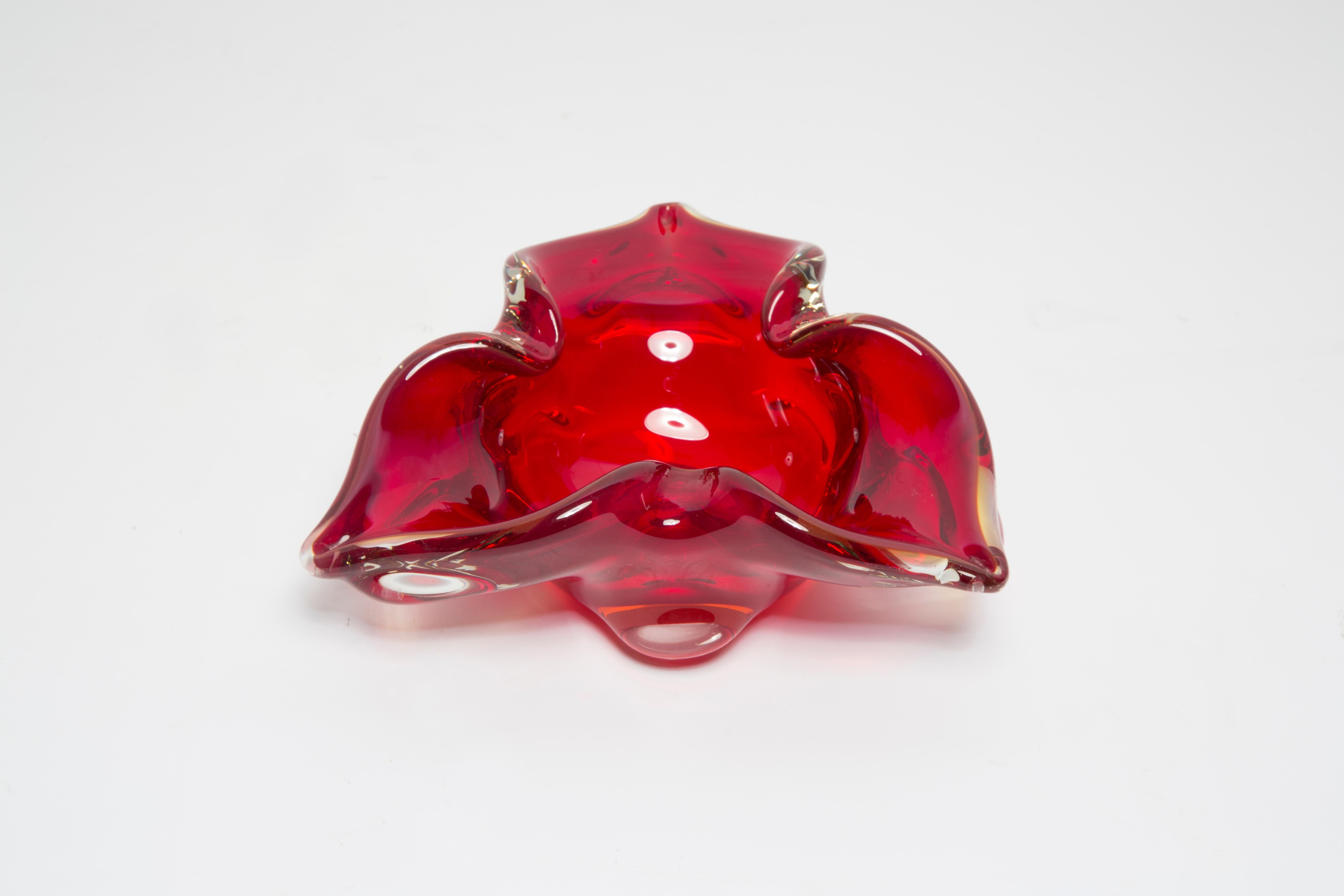 Mid Century Crystal Red Artistic Glass Ashtray Bowl, Italy, 1970s In Good Condition For Sale In 05-080 Hornowek, PL