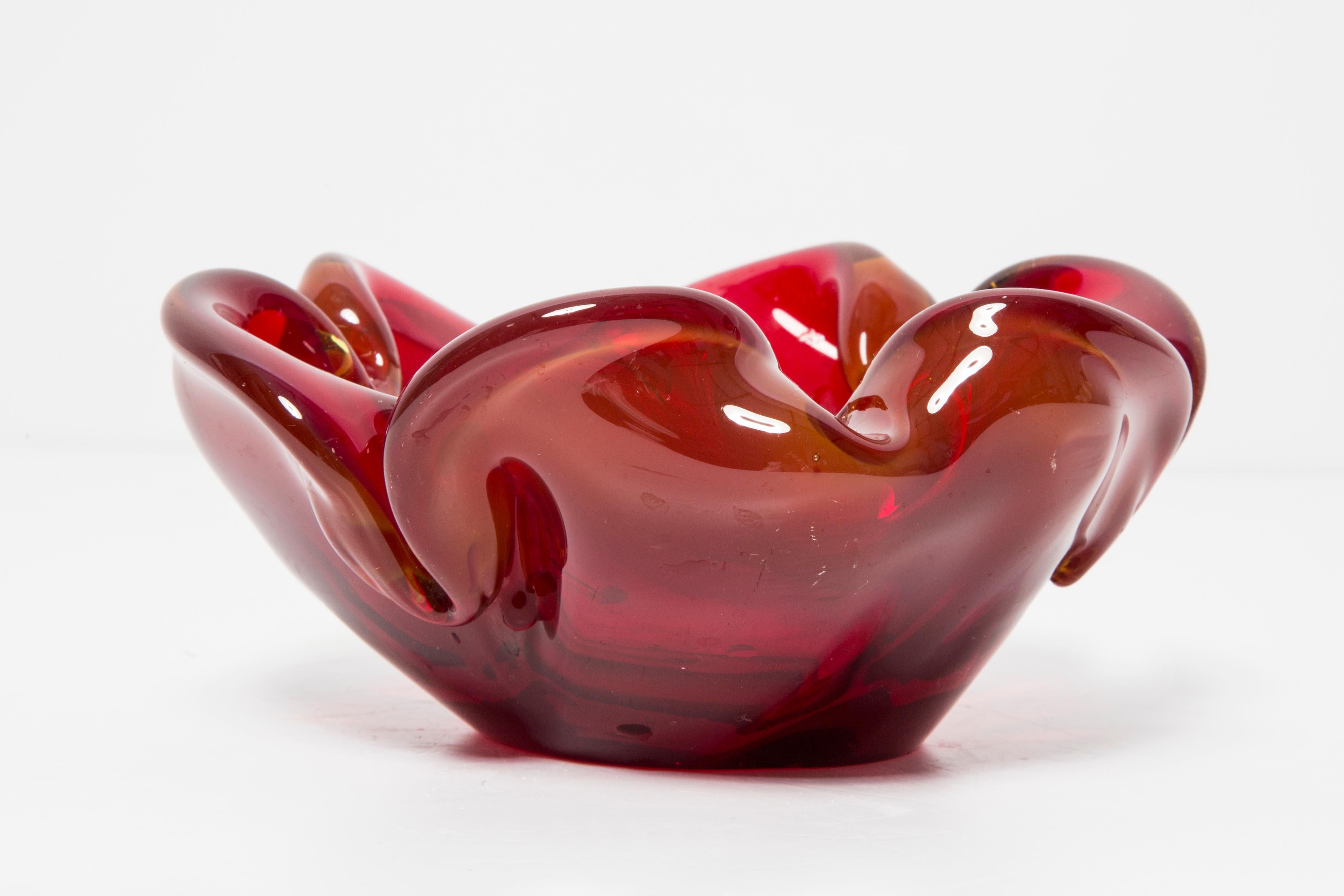 Aschenbecher aus rotem Artistik-Kristallglas, Italien, 1970er Jahre im Zustand „Gut“ im Angebot in 05-080 Hornowek, PL