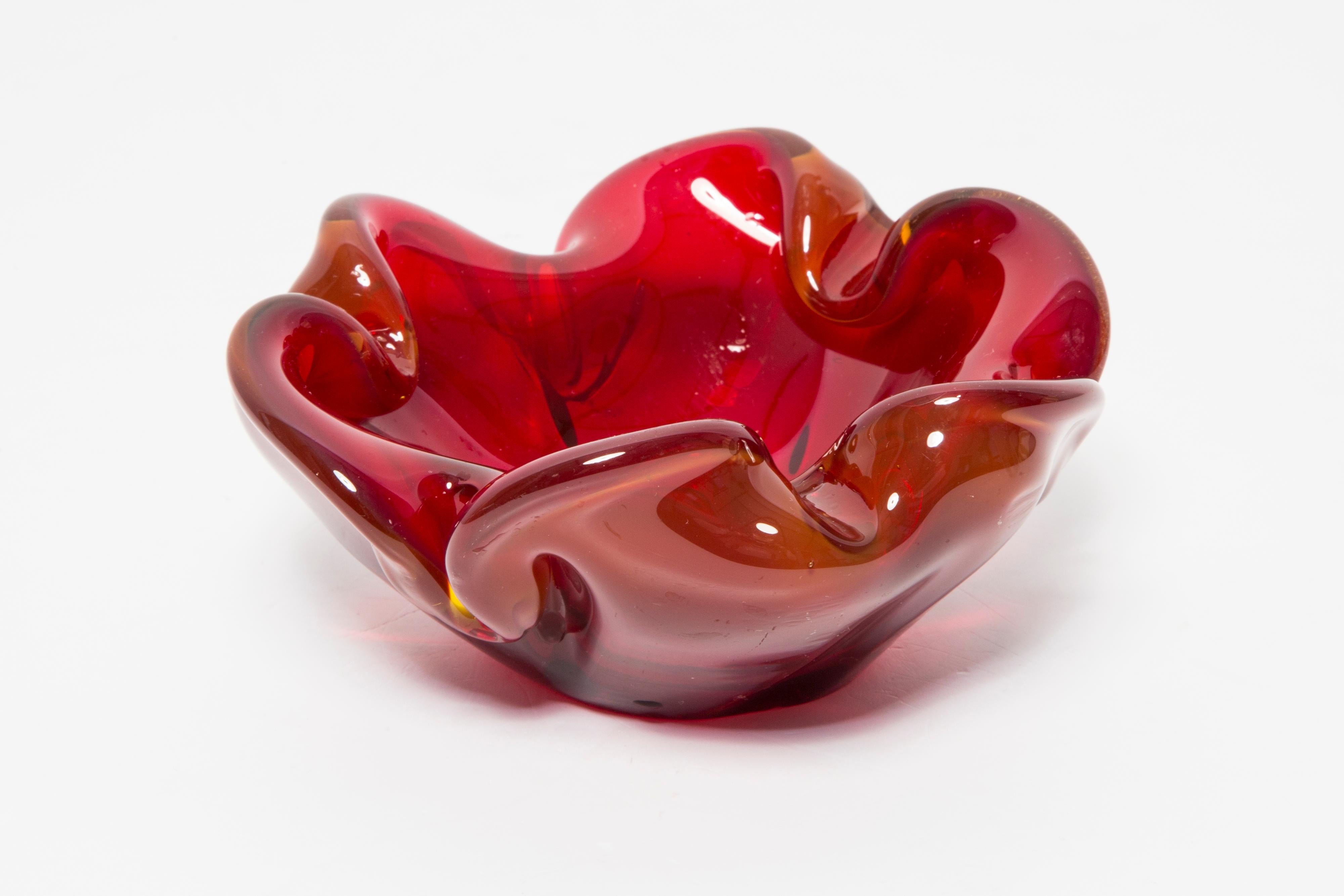 Aschenbecher aus rotem Artistik-Kristallglas, Italien, 1970er Jahre (20. Jahrhundert) im Angebot