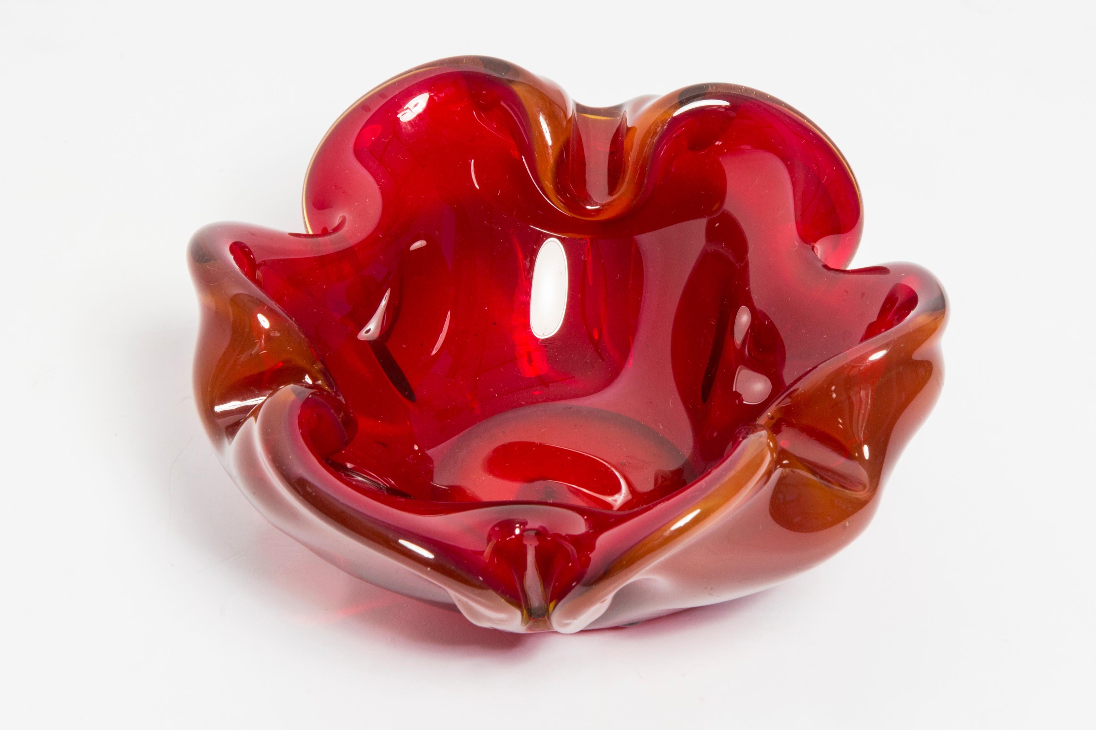Aschenbecher aus rotem Artistik-Kristallglas, Italien, 1970er Jahre im Angebot 1