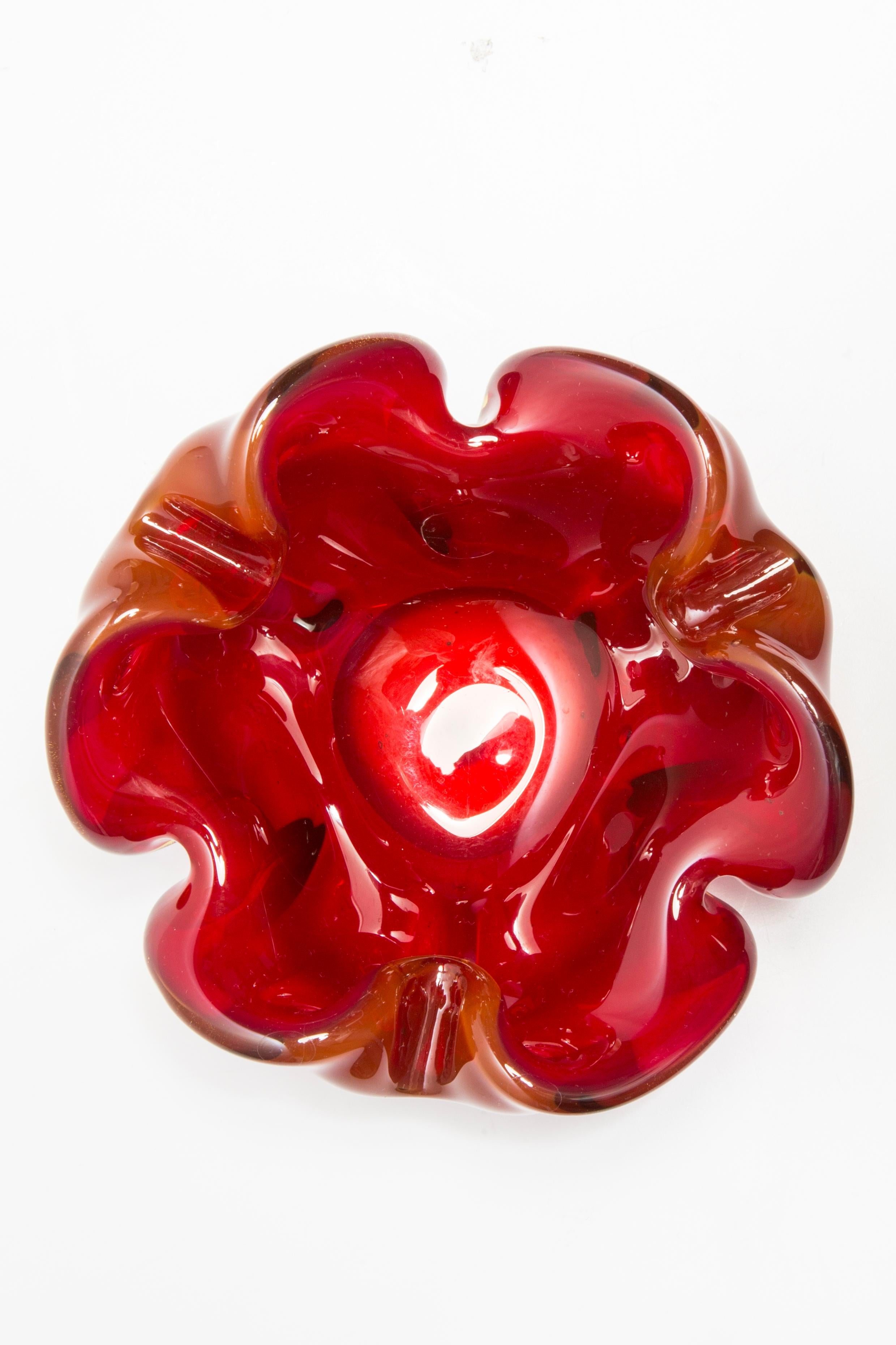 Aschenbecher aus rotem Artistik-Kristallglas, Italien, 1970er Jahre im Angebot 2