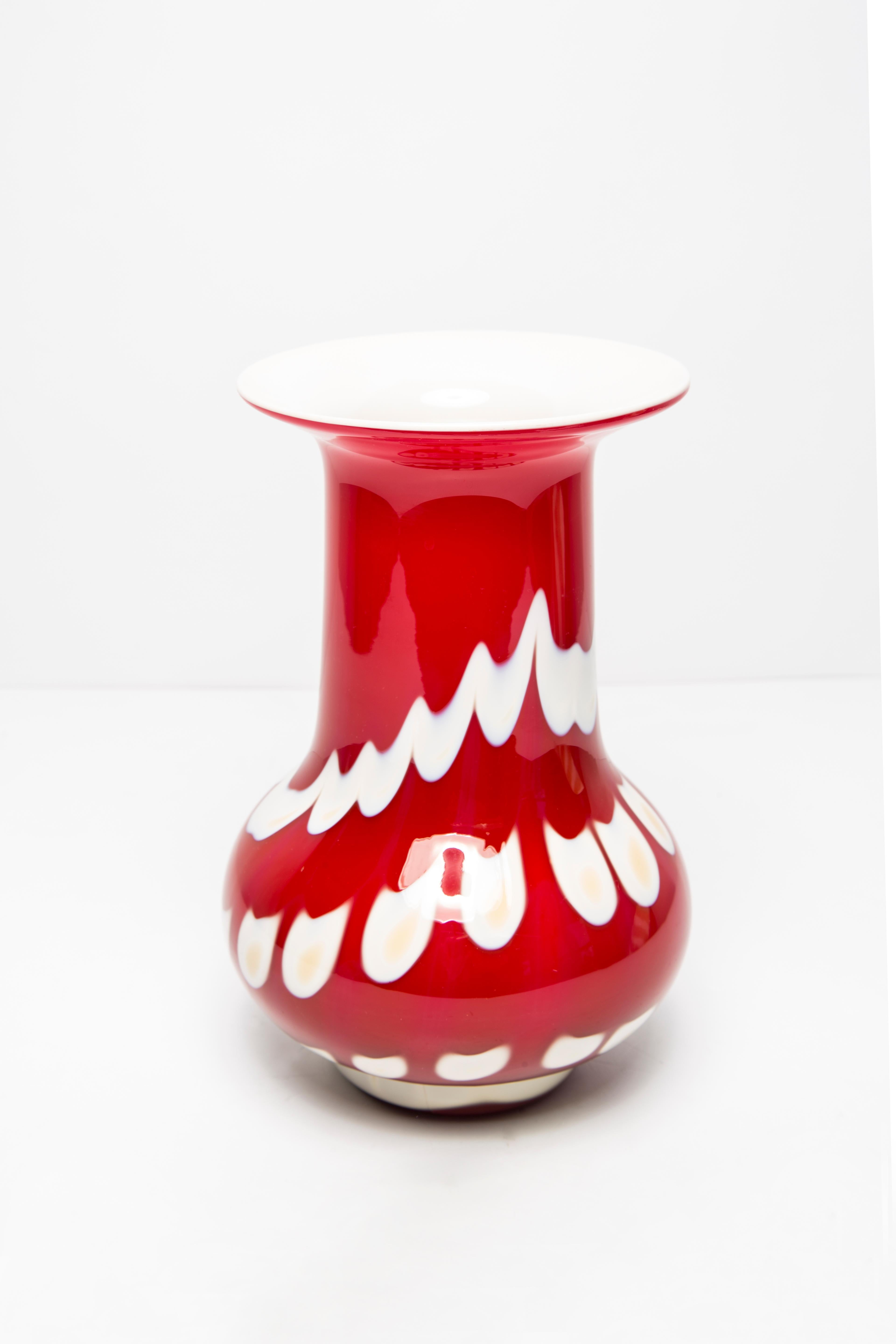 Mid Century Crystal Red Artistic Glass Vase, Italy, 1970s In Good Condition For Sale In 05-080 Hornowek, PL