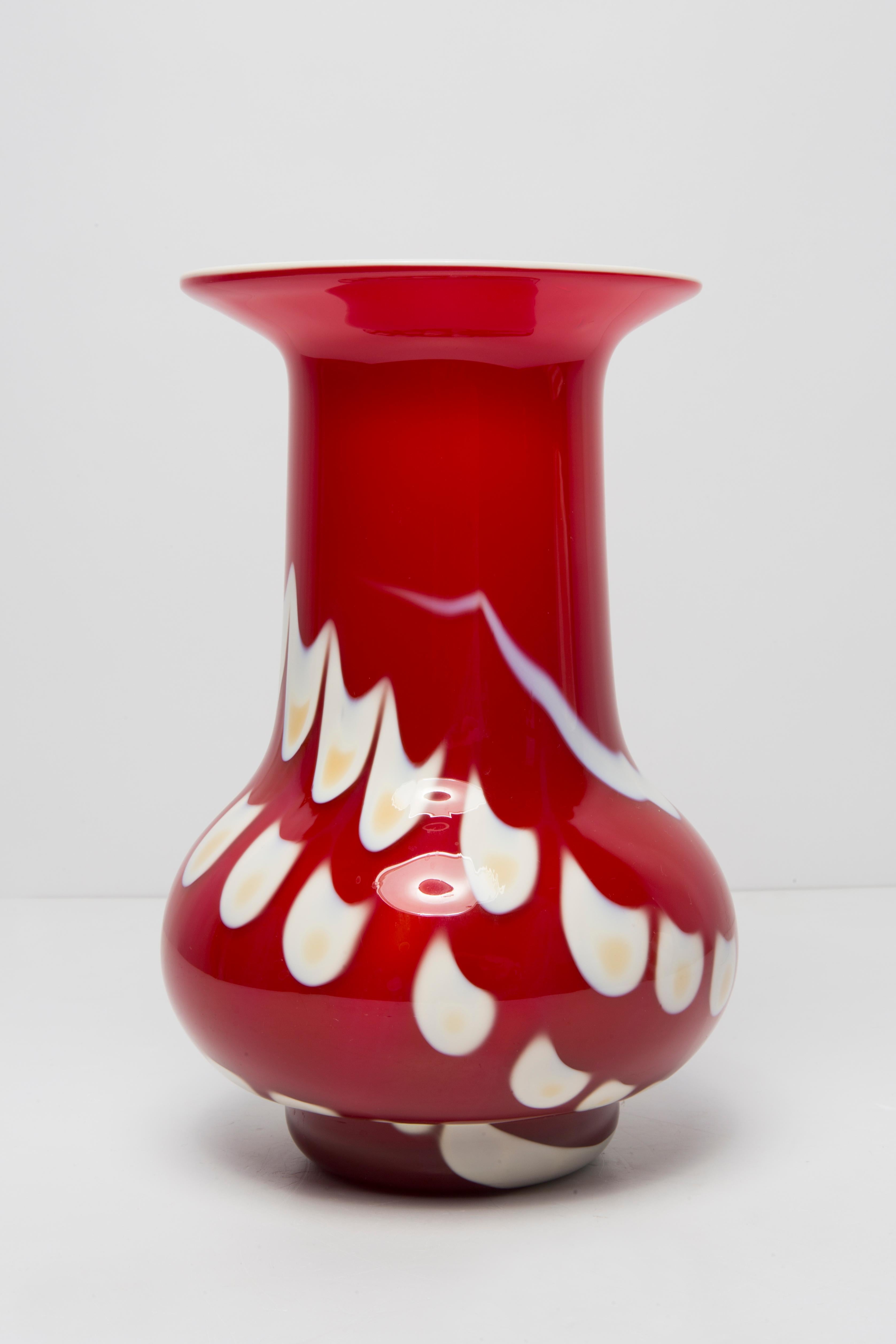 Mid Century Crystal Red Artistic Glass Vase, Italy, 1970s For Sale 2