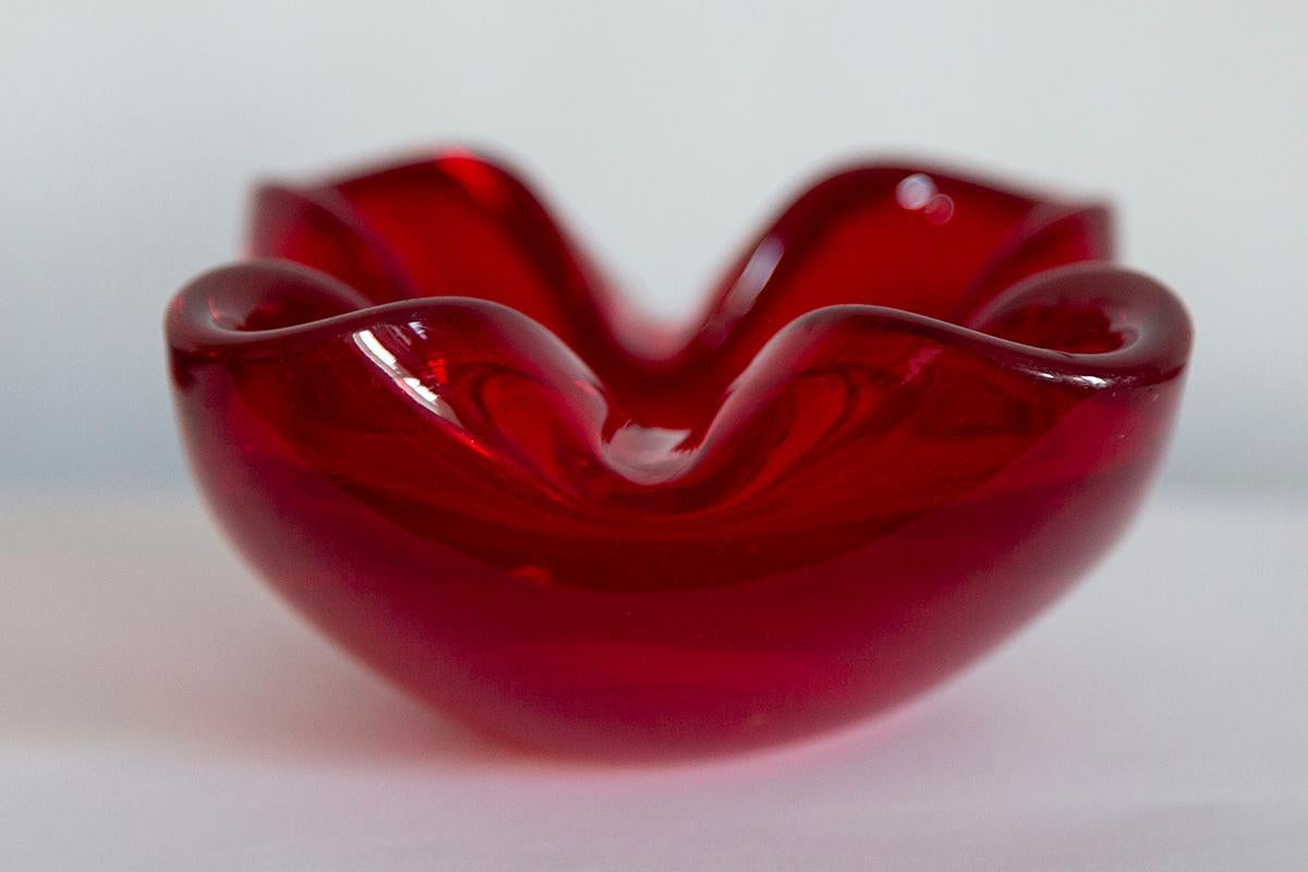 Mid Century Crystal Red Glass Ashtray Bowl, Italy, 1970s For Sale 4