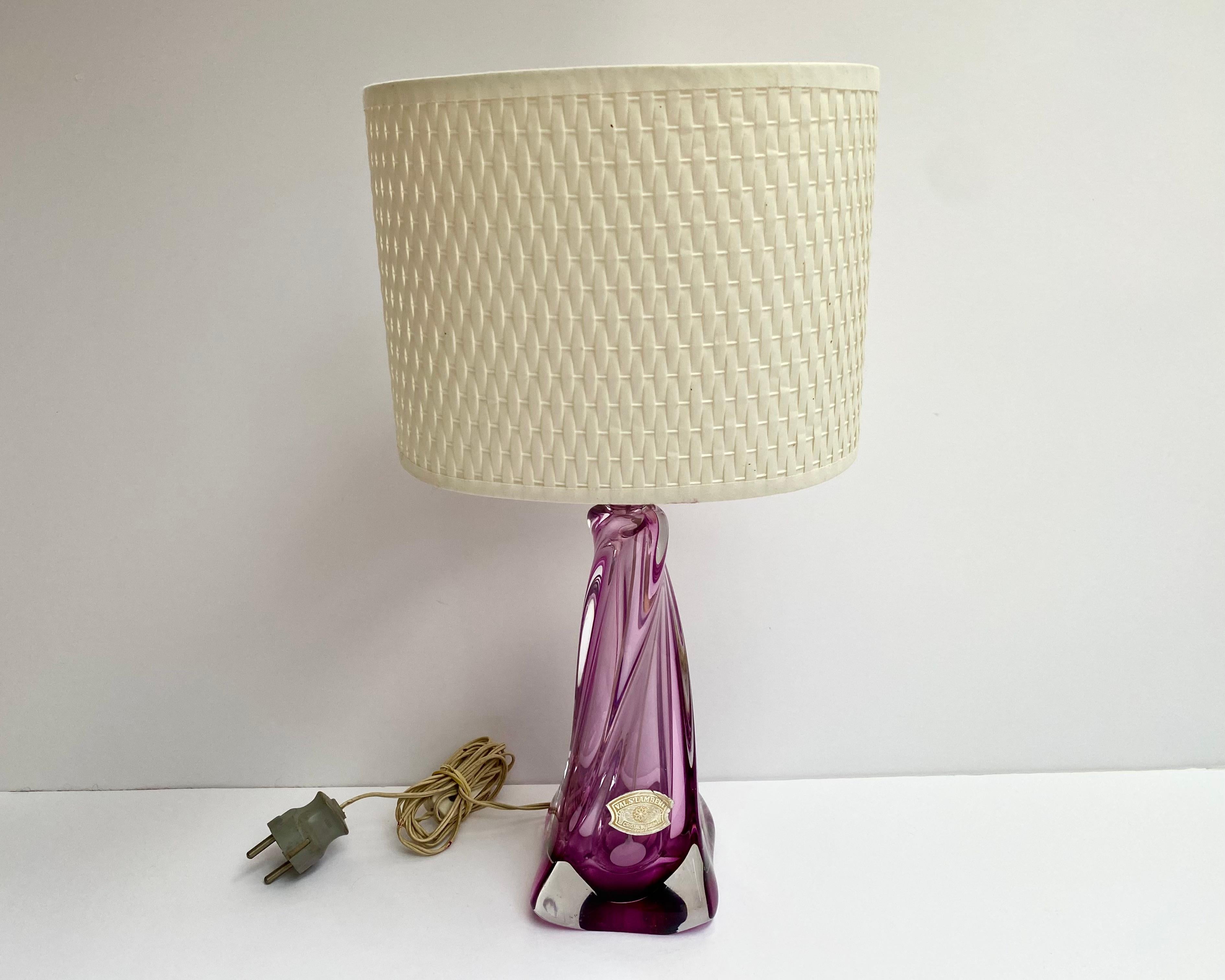 Superbe lampe à poser Val Saint Lambert avec un corps en verre feuilleté, tonique, de couleur violet foncé.

Cette pièce artisanale a été fabriquée en Belgique dans les années 60.

Val Saint Lambert est une cristallerie belge de renommée mondiale,