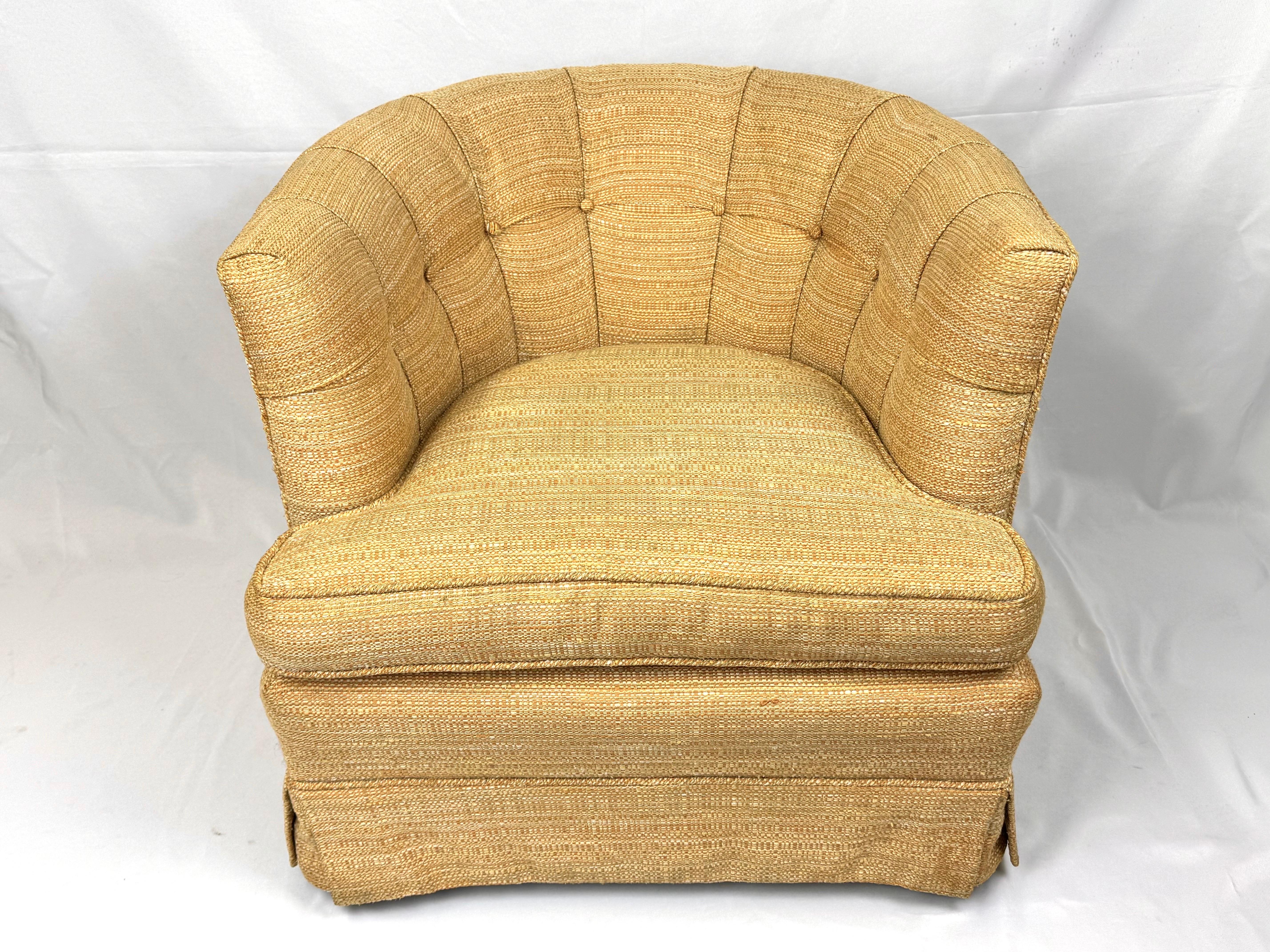 Mid Century Cube Chair auf Rollen. Klassischer Würfelsessel mit Knopfleiste. Ursprünglich war es eine Polsterung. Wiederherstellung empfohlen.