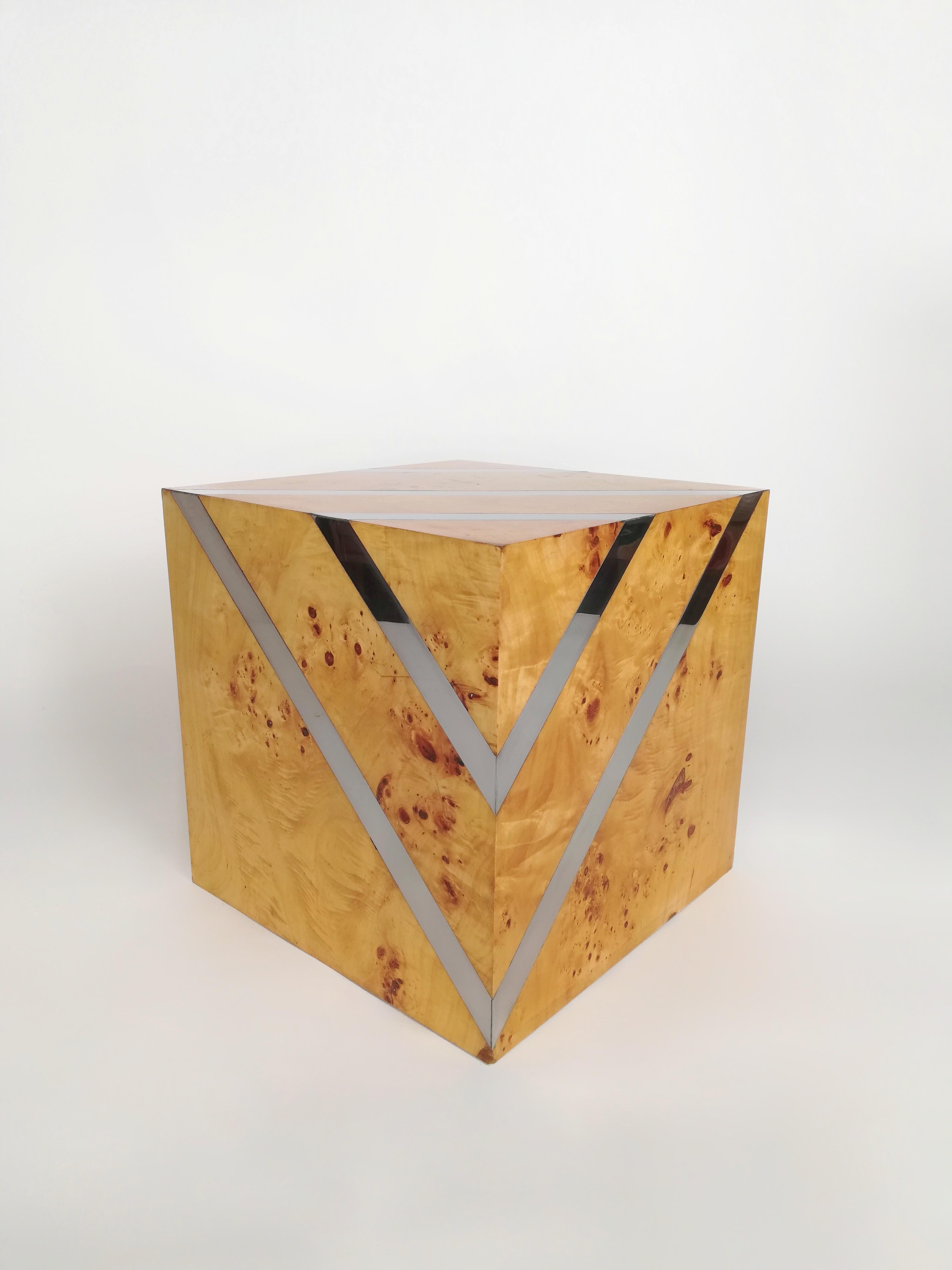 Small cube to be used as a pedestal or as a support table near a seat.
His dating is unmistakable, since manifesto of that 70s taste that brought back the use of the burl by combining it with sparkling materials such as steel or brass.
The smooth