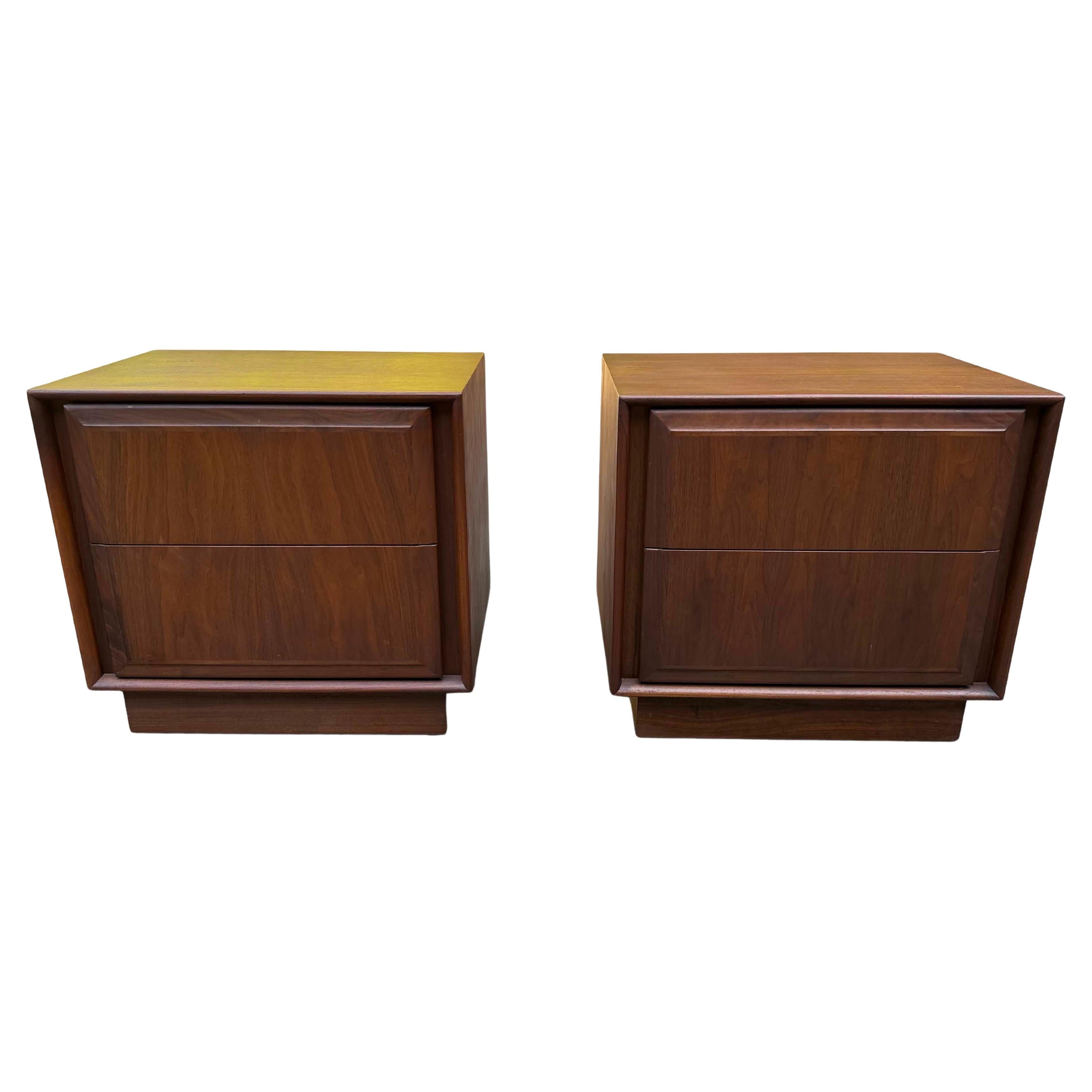 Tables de chevet cubiques en noyer du milieu du siècle pour Dillingham, c.1960s, USA. Dans un état exceptionnel. Pièce très rare.

Ces tables de chevet impeccables comportent chacune une paire de tiroirs à queue d'aronde offrant beaucoup d'espace de