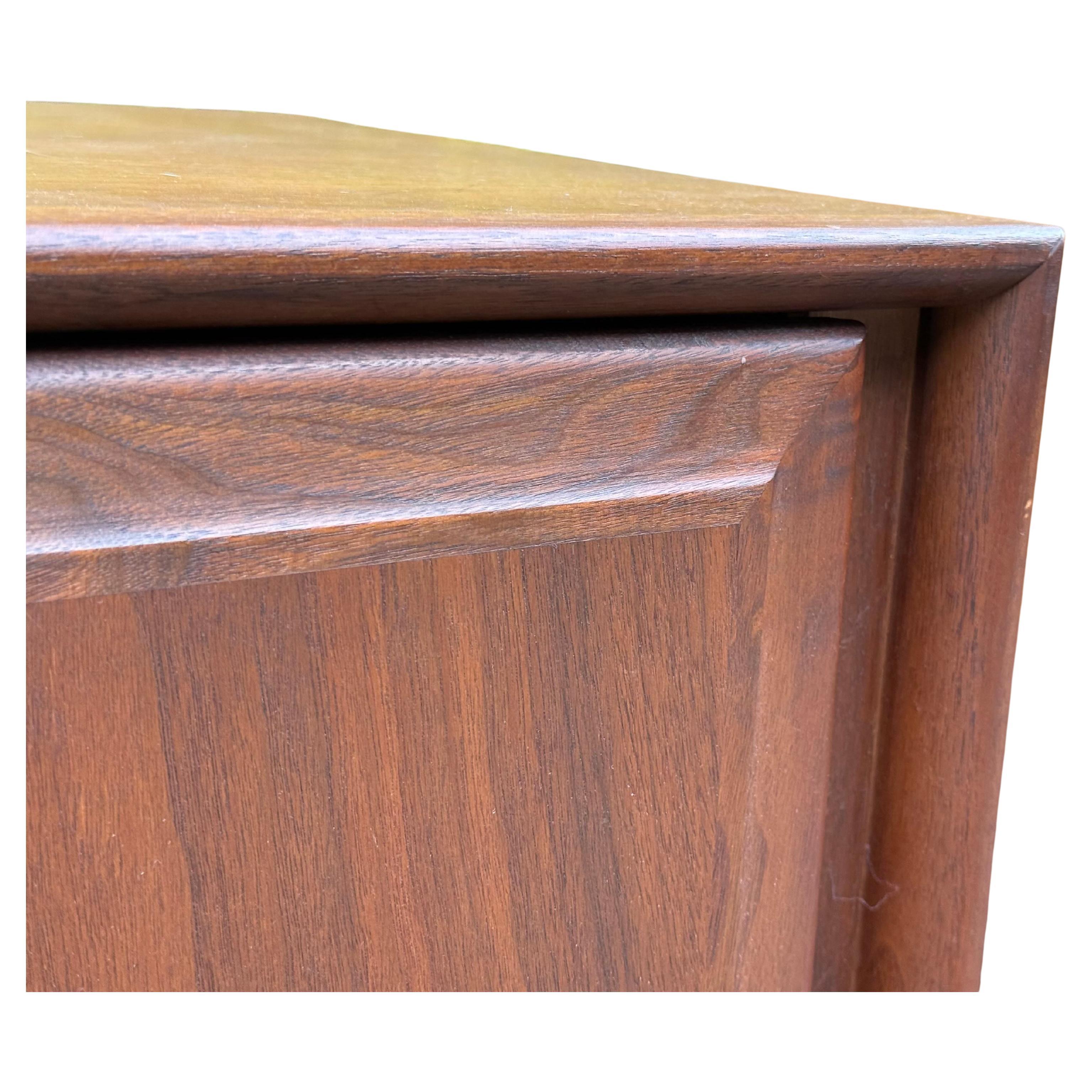 Mid-Century Modern Paire de tables de nuit cubiques en noyer du milieu du siècle pour Dillingham en vente