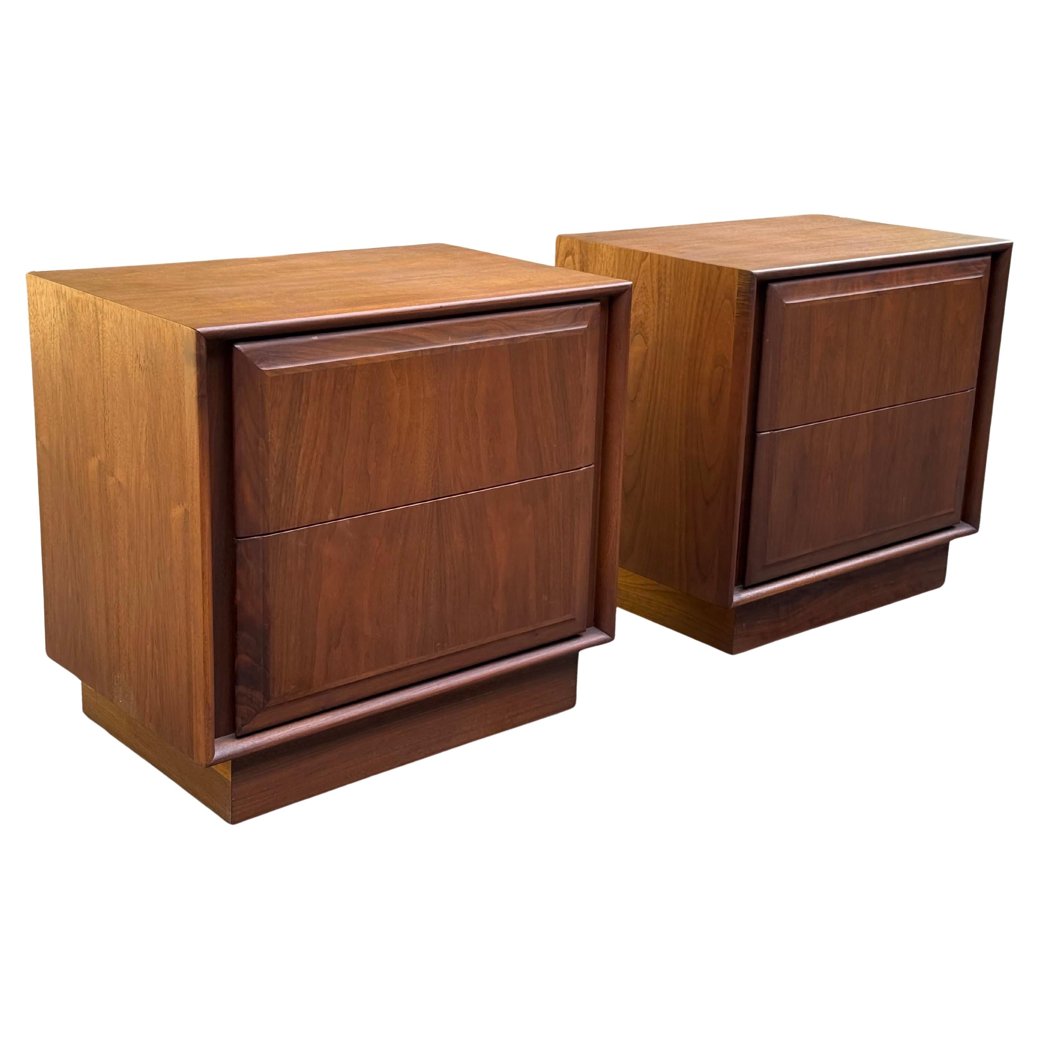 Américain Paire de tables de nuit cubiques en noyer du milieu du siècle pour Dillingham en vente