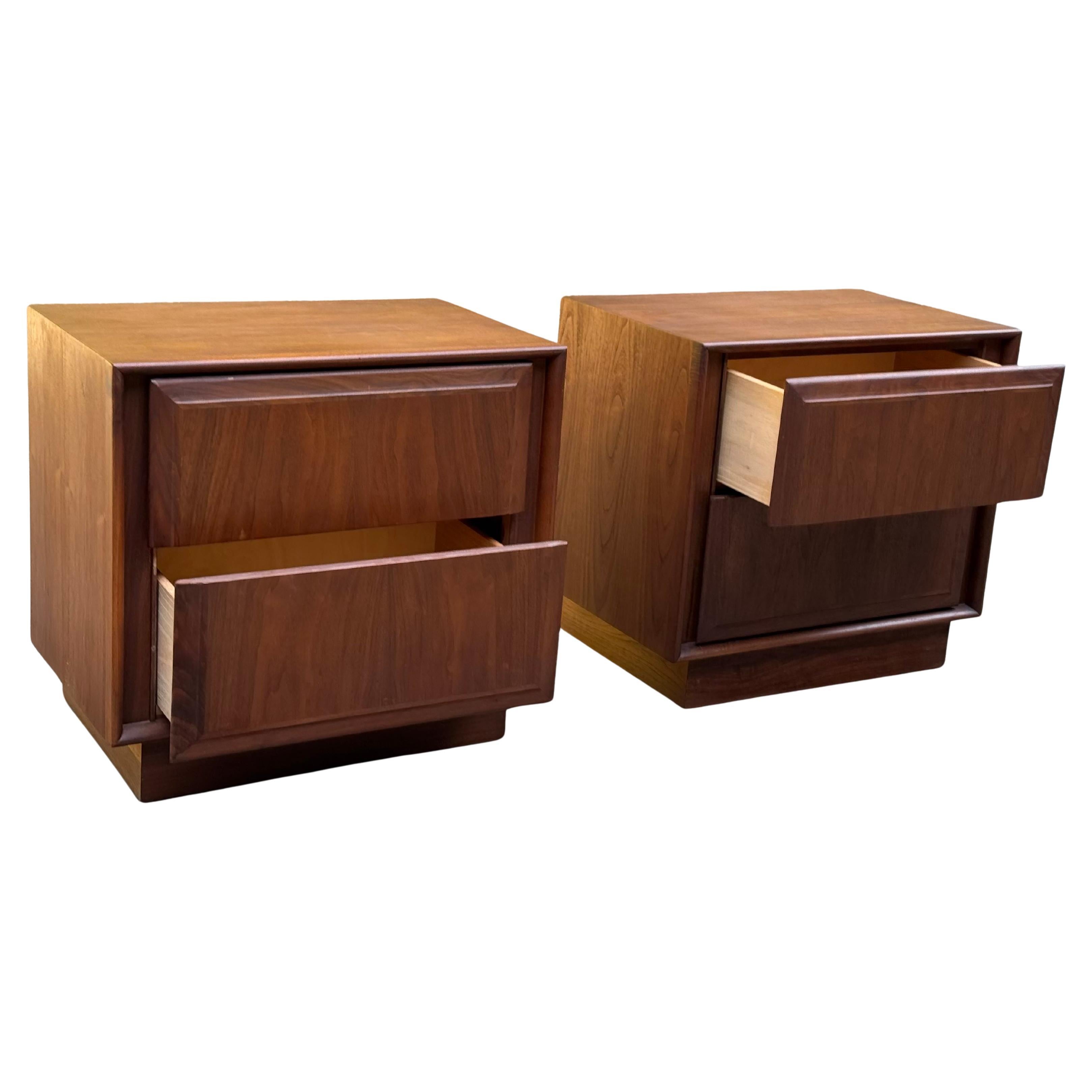 Paire de tables de nuit cubiques en noyer du milieu du siècle pour Dillingham Bon état - En vente à Los Angeles, CA
