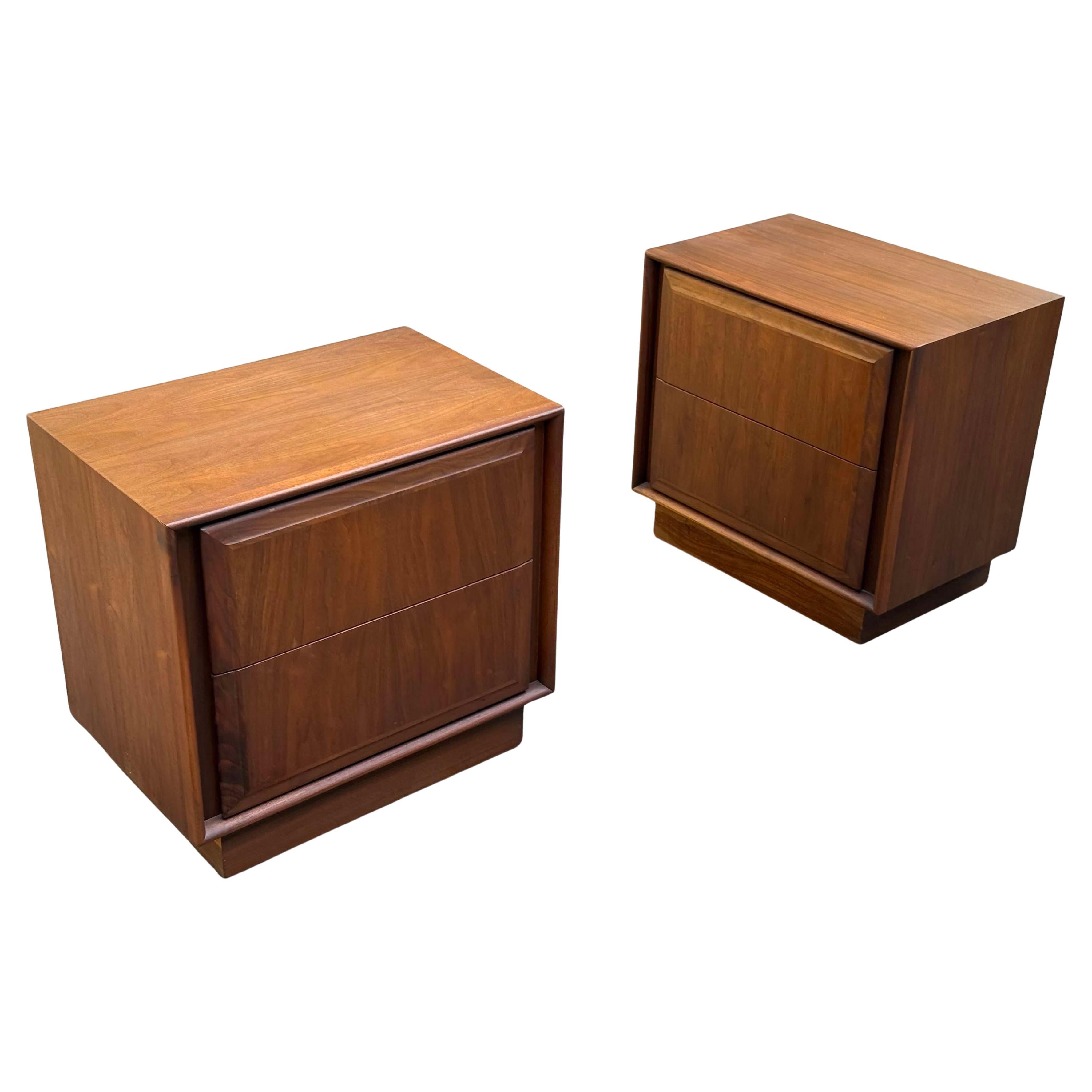 Milieu du XXe siècle Paire de tables de nuit cubiques en noyer du milieu du siècle pour Dillingham en vente