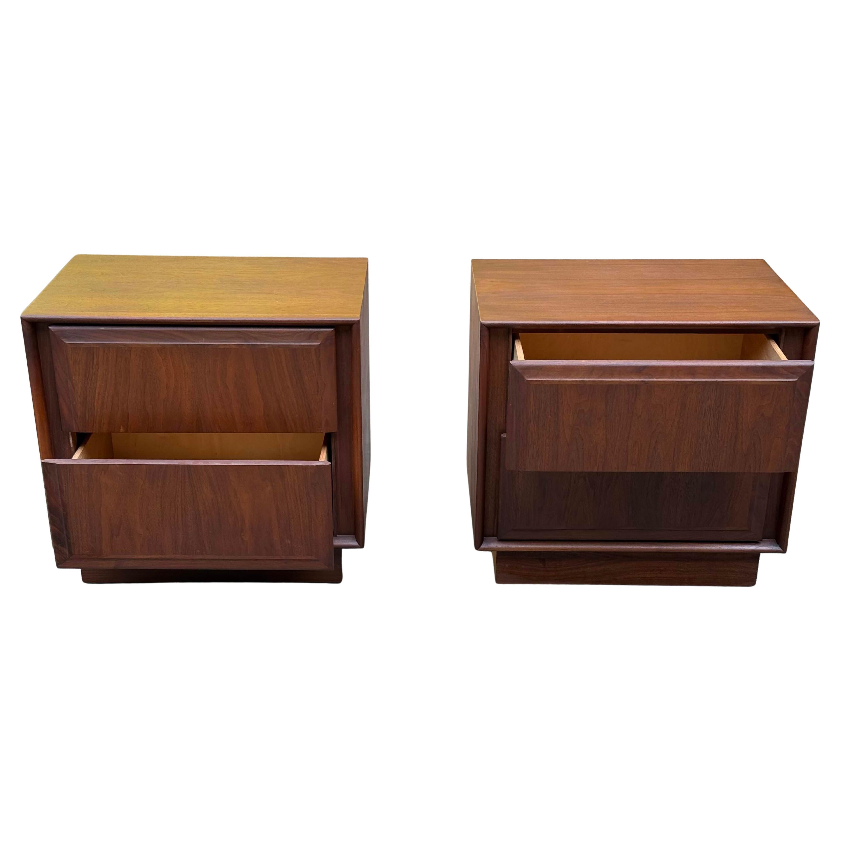 Paire de tables de nuit cubiques en noyer du milieu du siècle pour Dillingham en vente 1