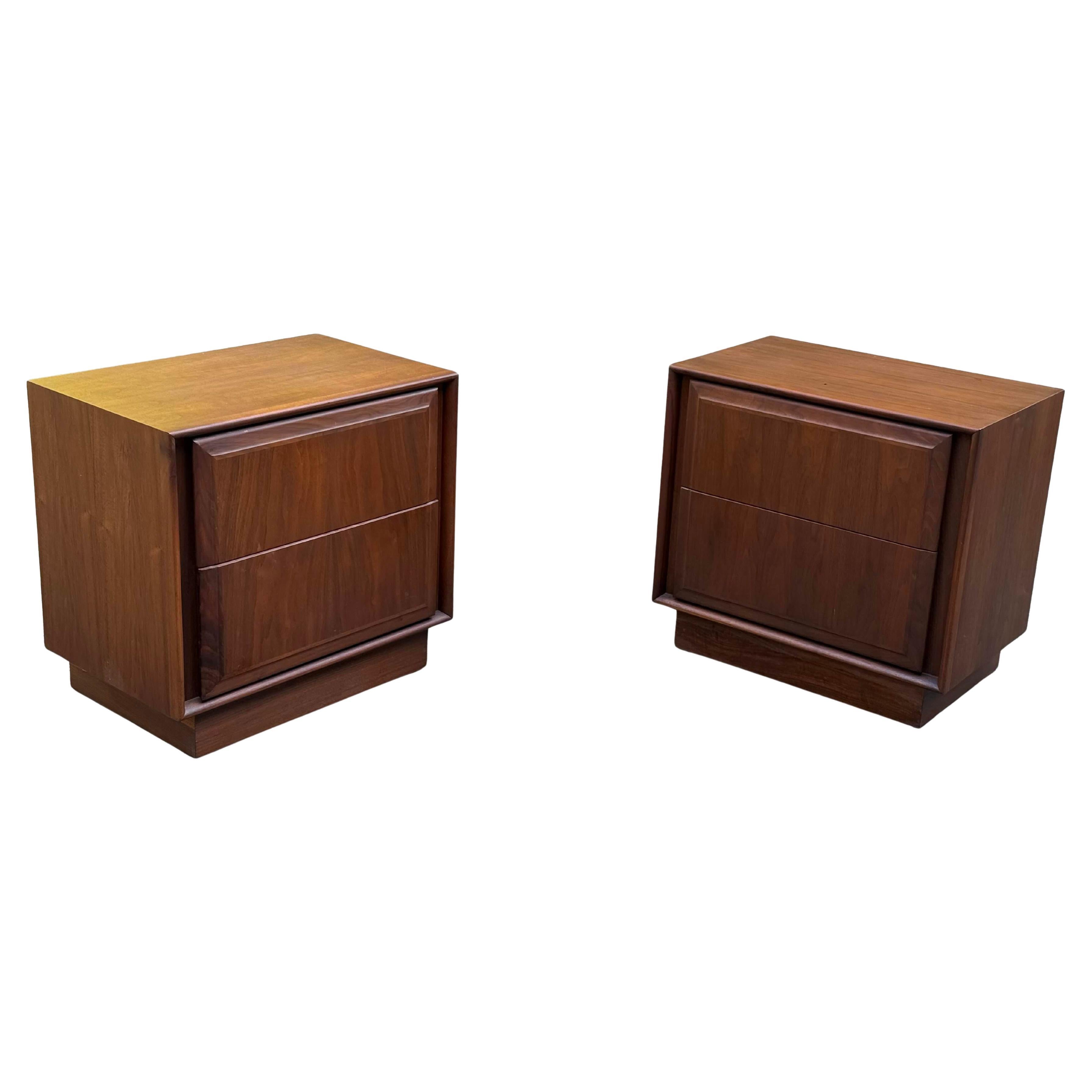 Paire de tables de nuit cubiques en noyer du milieu du siècle pour Dillingham en vente 2