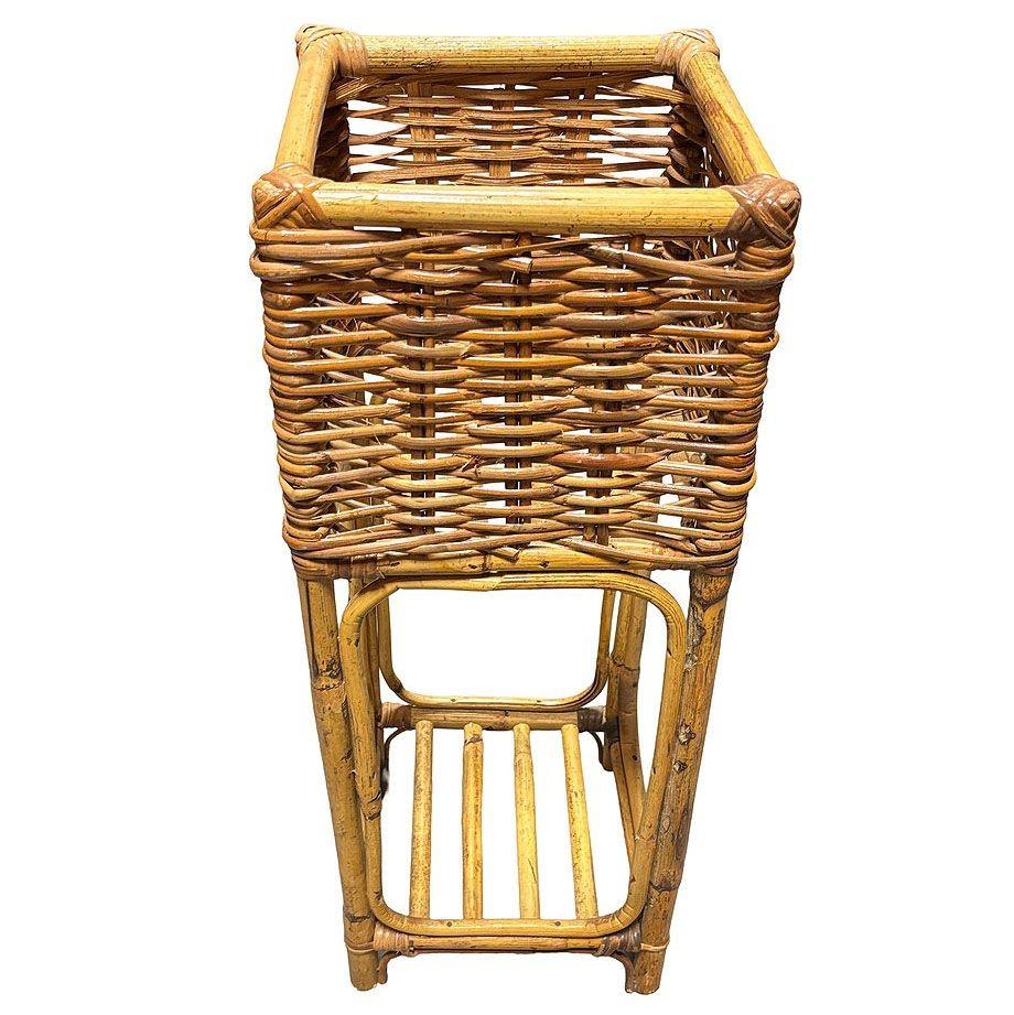 Questo supporto per piante in rattan intrecciato a cubetti, splendidamente restaurato, è un'affascinante miscela di texture naturali e design modernista senza tempo ispirato a Paul Frankl. Il supporto è caratterizzato da una struttura a forma di
