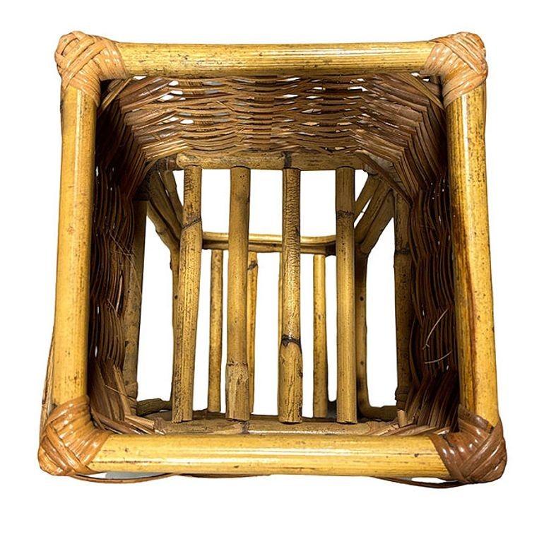Rattan Piantana a cubo in rattan intrecciato di metà secolo in vendita