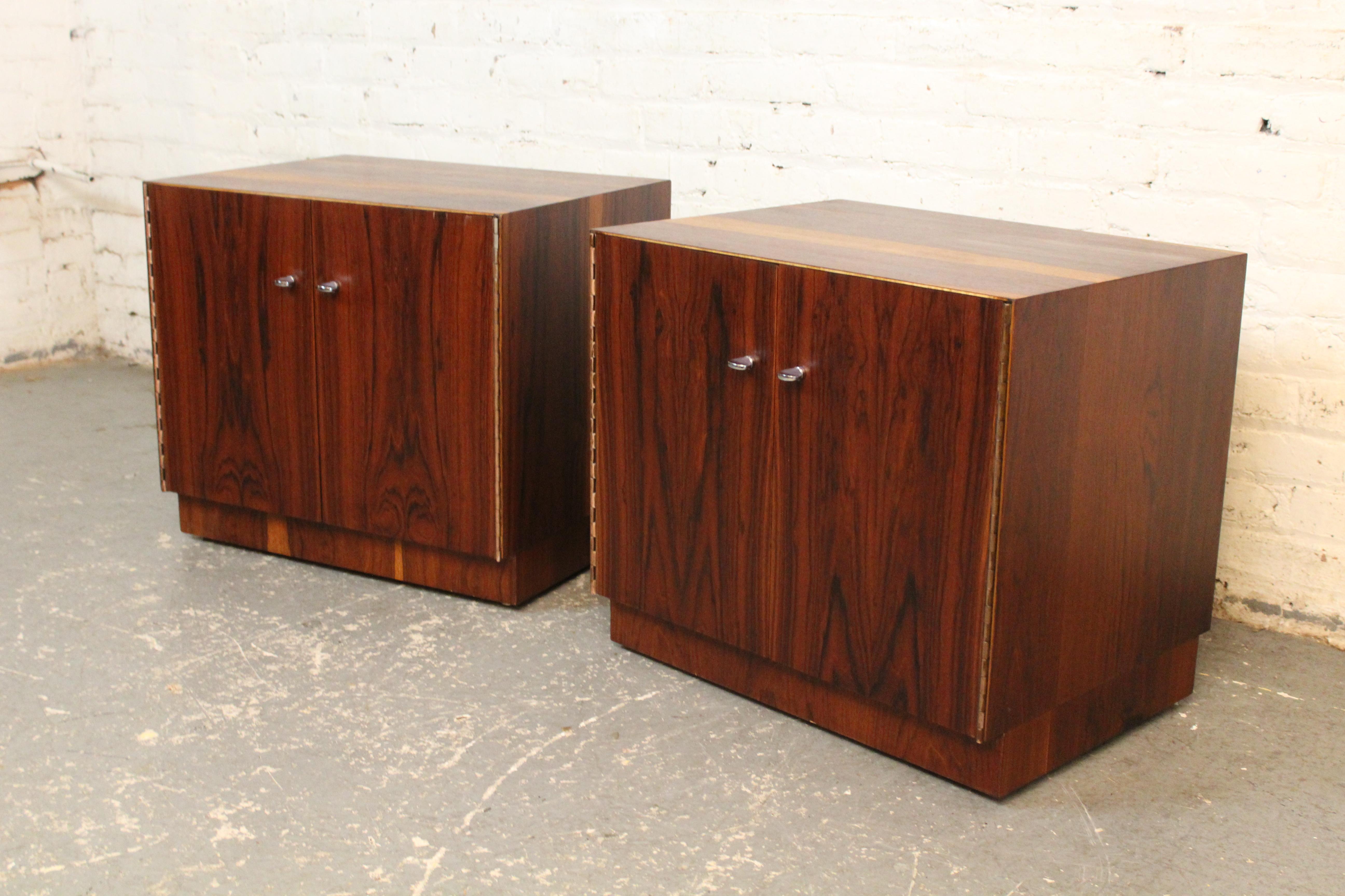 Una straordinaria coppia di comodini Mid-Century Modern progettati e prodotti da Directional Furniture. Questi armadi cubici sono caratterizzati da impiallacciature in palissandro a grana fine, con audaci motivi lineari e fasce intarsiate a