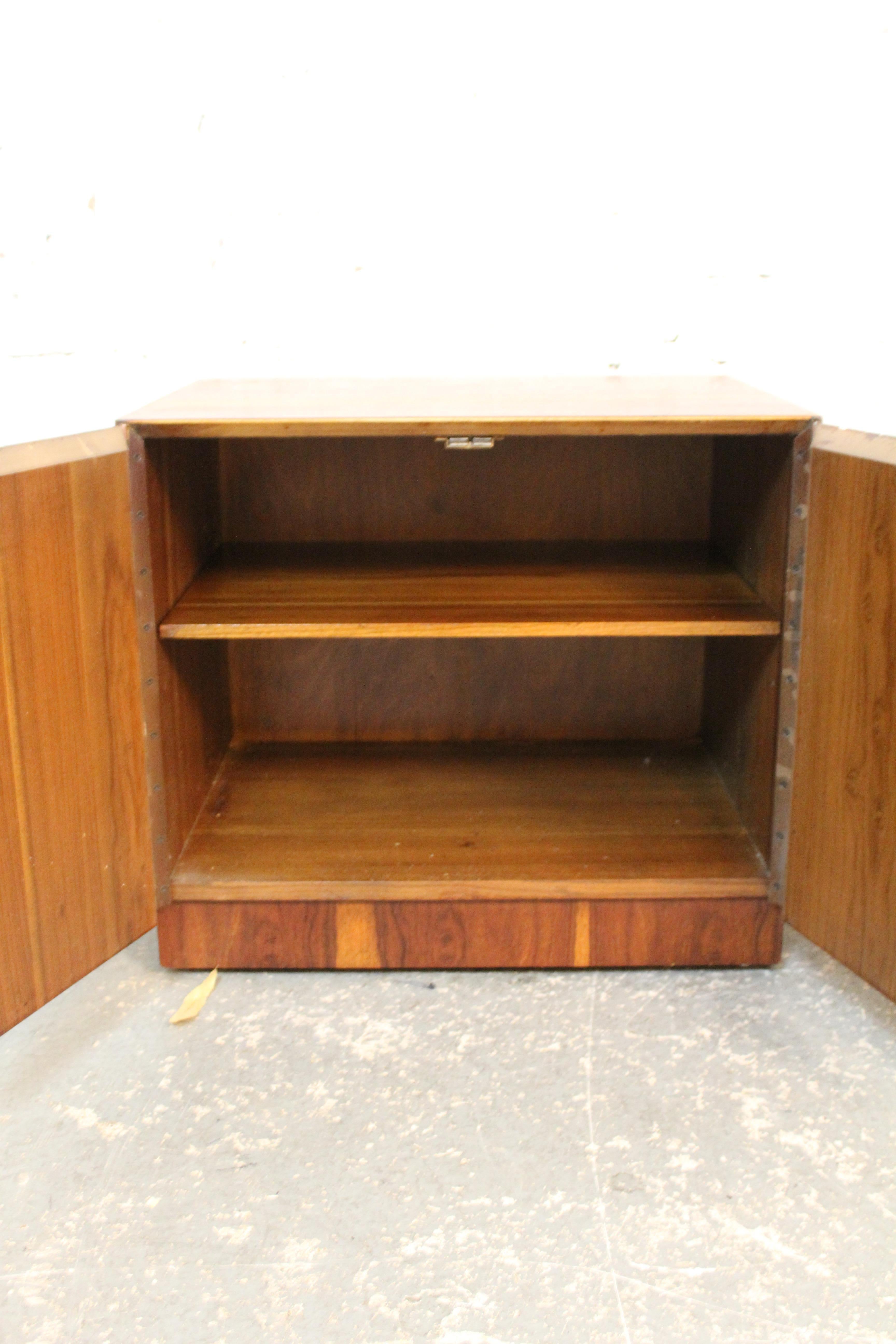 Mid-Century moderno Comodini cubici in palissandro del Mid-Century by Directional Furniture in vendita