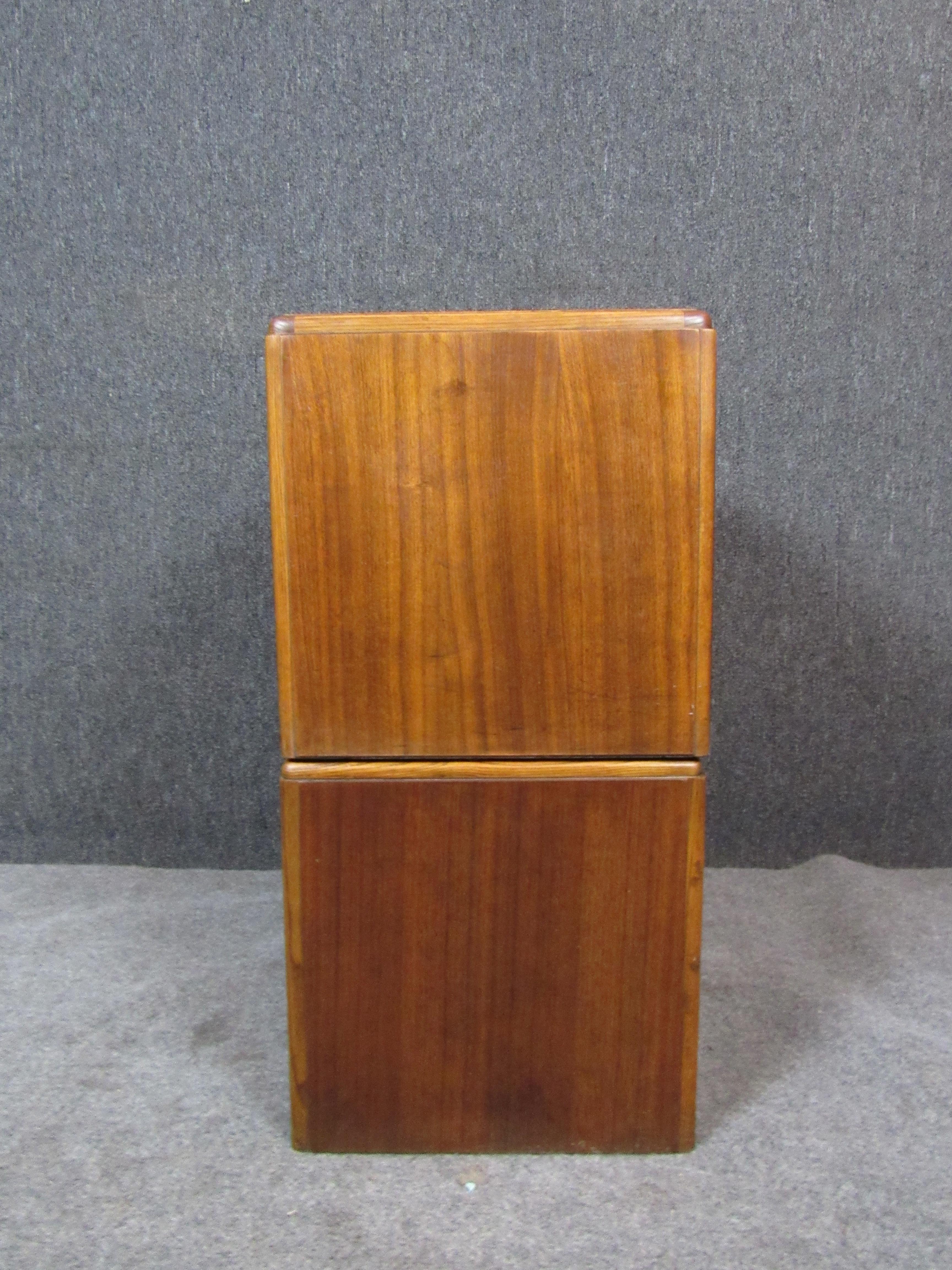Mid-Century Cubic Walnut Pedestals by Lane Furniture For Sale 8