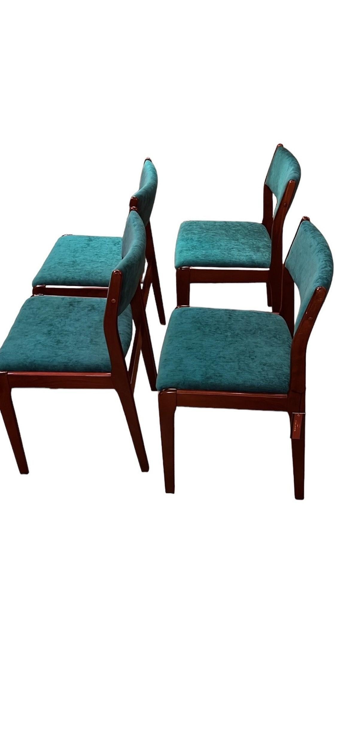L19 x P17.5 x H32 pouces 
hauteur du siège : 18 pouces 

Chaises de salle à manger en palissandre de style classique du milieu du siècle dernier 1960 Ensemble de 4 chaises 
Magasin avec velours neuf, tapisserie d'ameublement, robuste et super