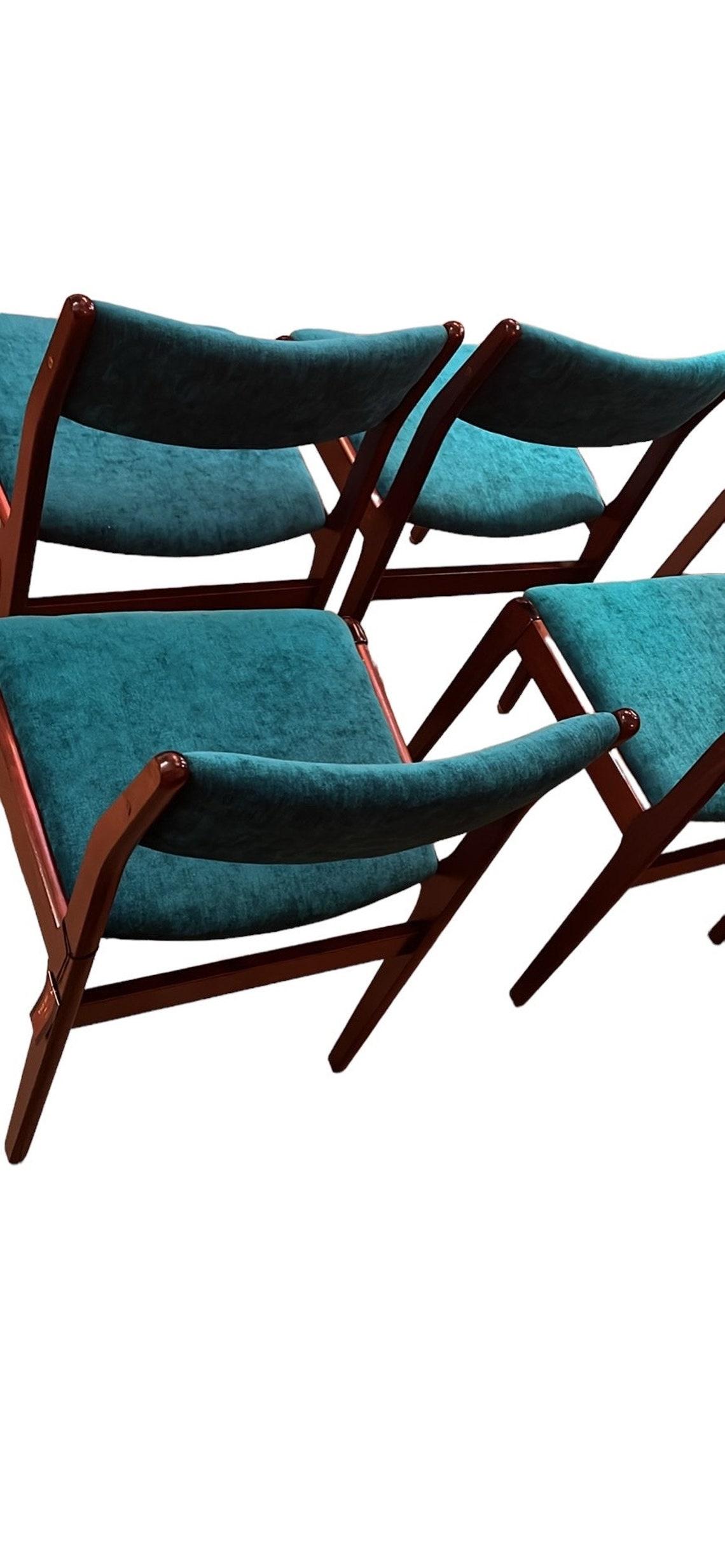 Mid Century curated rosewood dining chairs 1960s In Good Condition For Sale In Hudson, NY