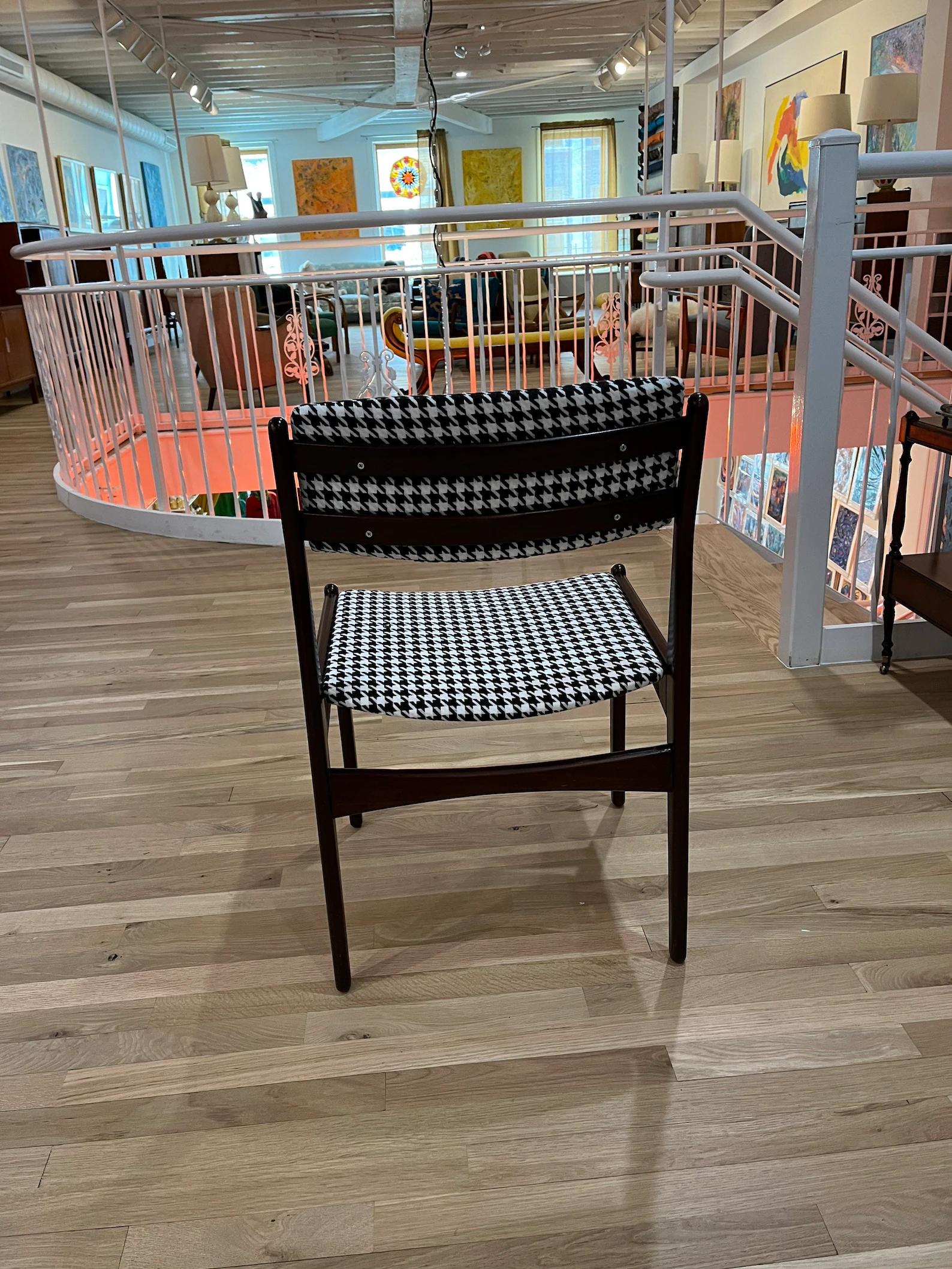 Chaises de salle à manger en palissandre du milieu du siècle avec nouveau revêtement en pied-de-poule Ensemble 0f Excellent état - En vente à Hudson, NY