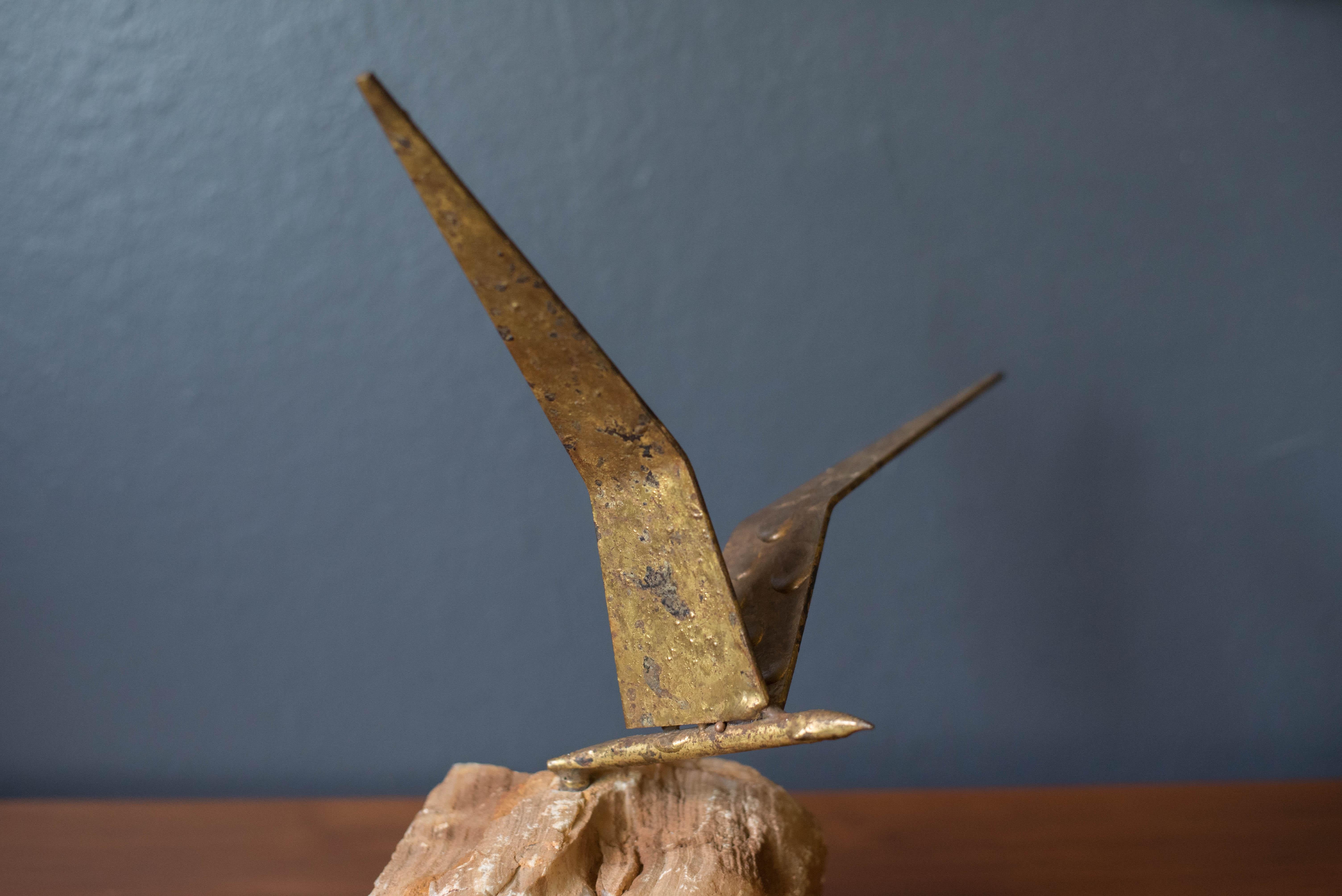 Mid-Century Modern Sculpture d'oiseau en vol sur pierre du milieu du siècle dernier de Curtis Jere pour Artisan House en vente